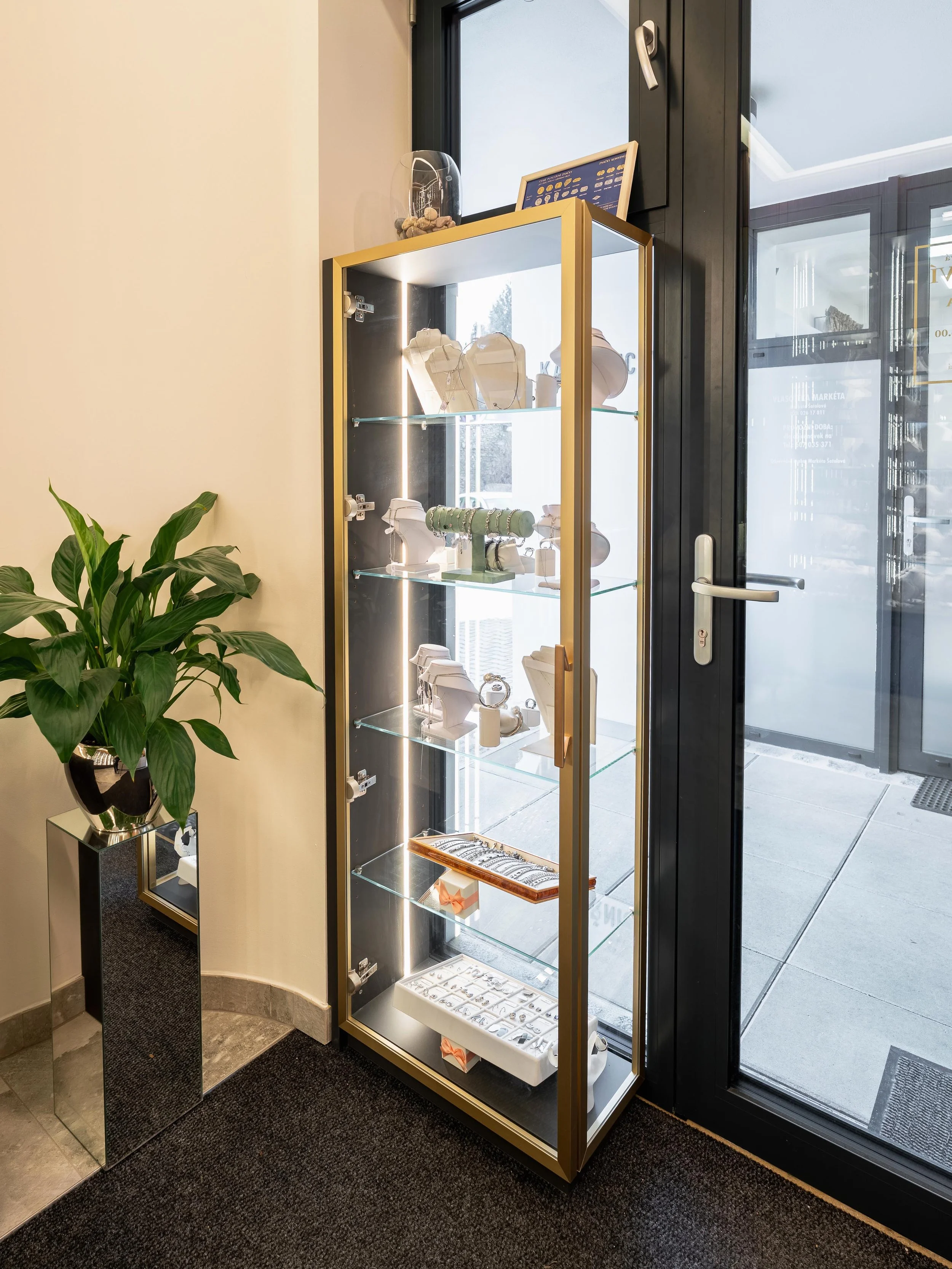 Pohled na osvětlené vitríny se šperky v grafitově šedém provedení