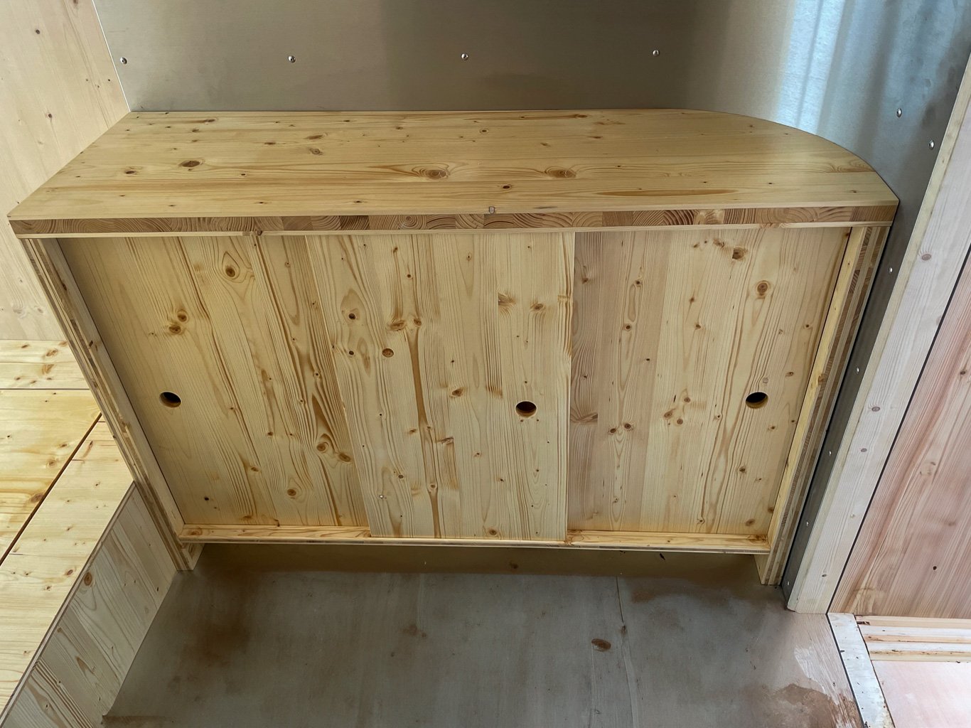 Detail komody ve vstupní části