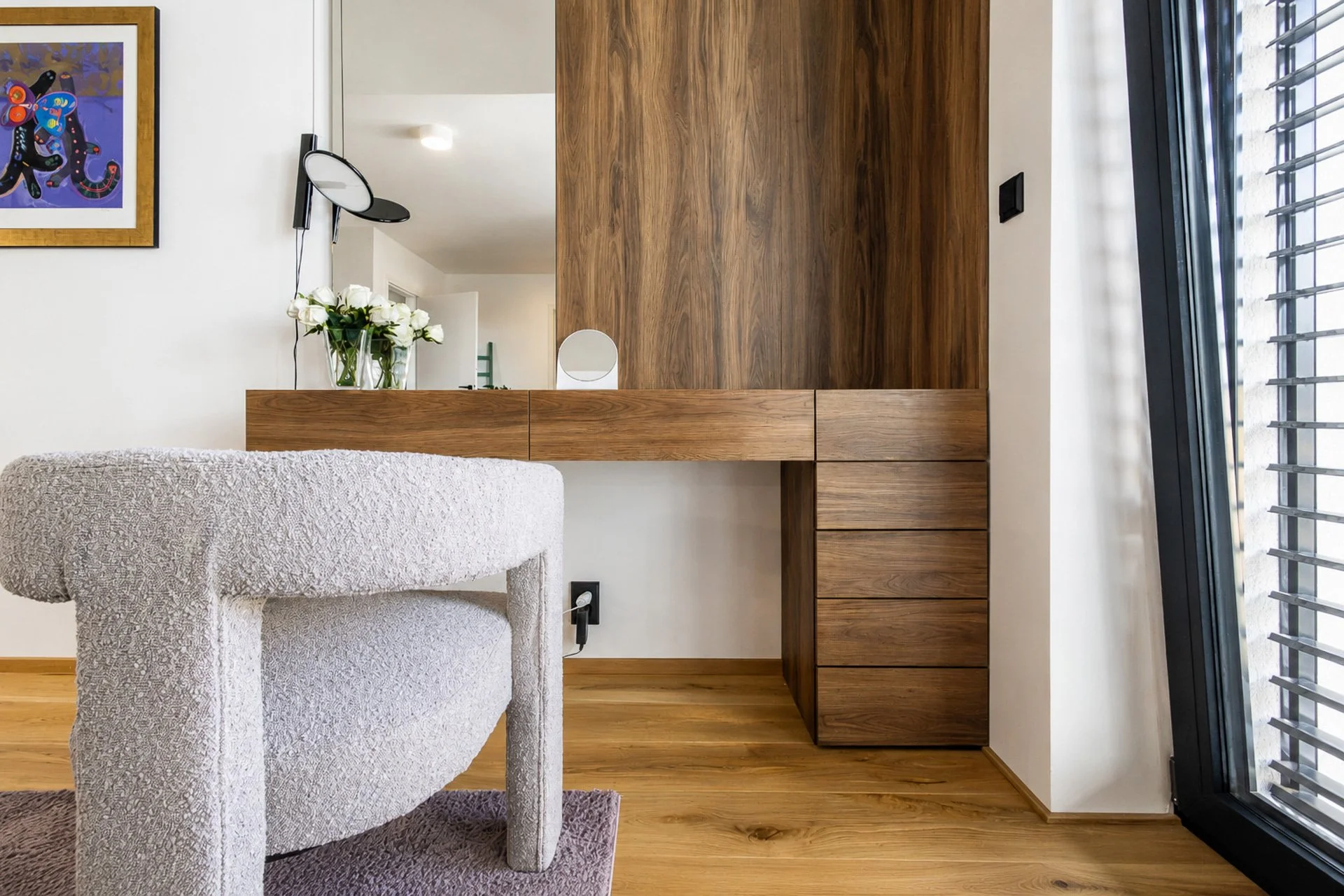 Kosmetický stolek s velkým zrcadlem vedle dřevěného obkladu (penthouse Šrámkovka, České Budějovice)