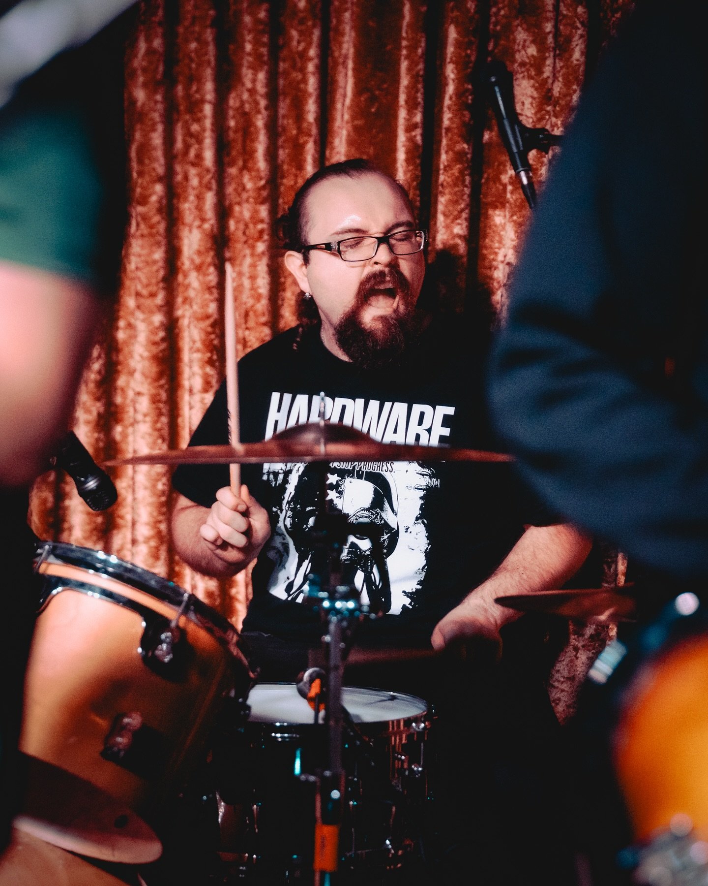 FREE SHOW SYLMAR SATURDAY ⛓️ WITH @grismerrr @pedrohoney_ @samsbsmith AT @tiachuchas RSVP ⛓️‍💥 IN BIO
📸: @capturedbyjessica