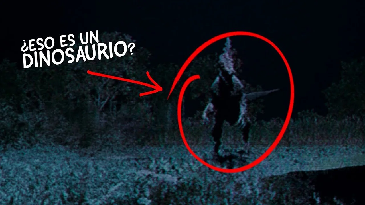 A creature resembling a dinosaur standing in a dark, outdoor environment with dense bushes or trees. The image has added red markings and text in Spanish questioning if it is a dinosaur.