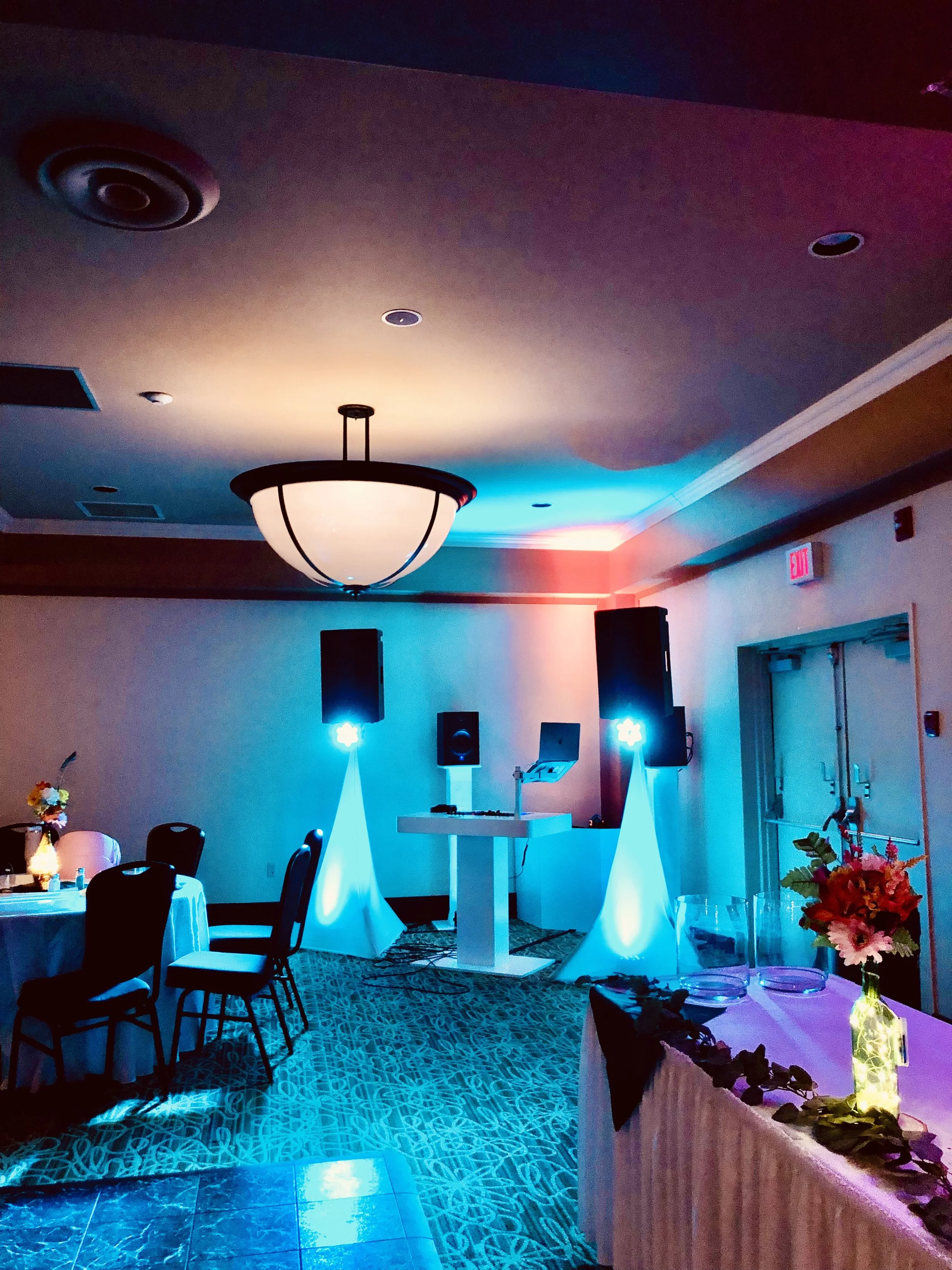 gorgeous-dj-setup-luxury-ballroom-wedding-port-alberni.jpeg