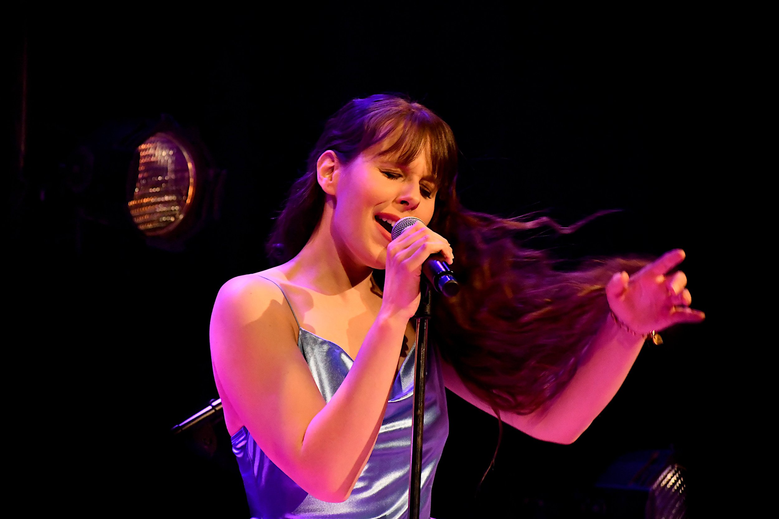 Photo lancement d'album Revenir Geneviève RB, cheveux en mouvement, yeux fermés
