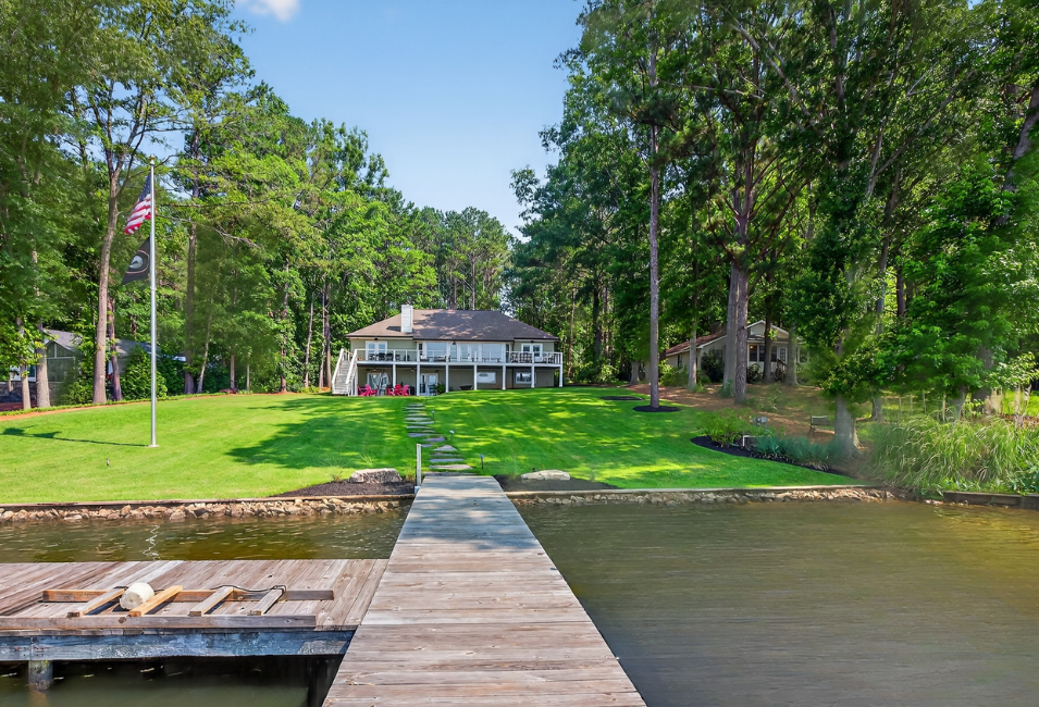 Magnolia-Lakehouse-waterfront2.png