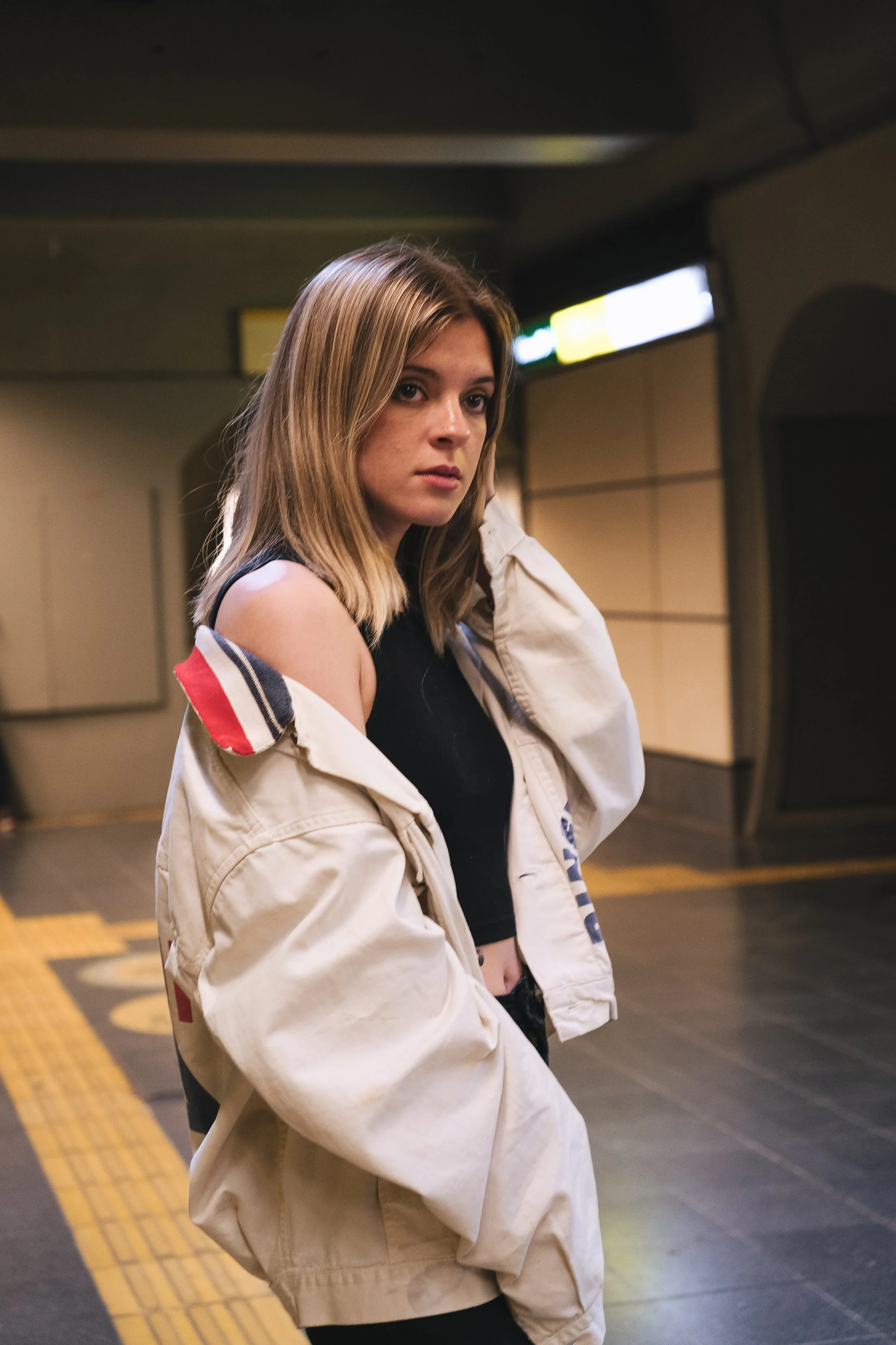 Joven mujer con cabello rubio y ropa casual en un espacio público