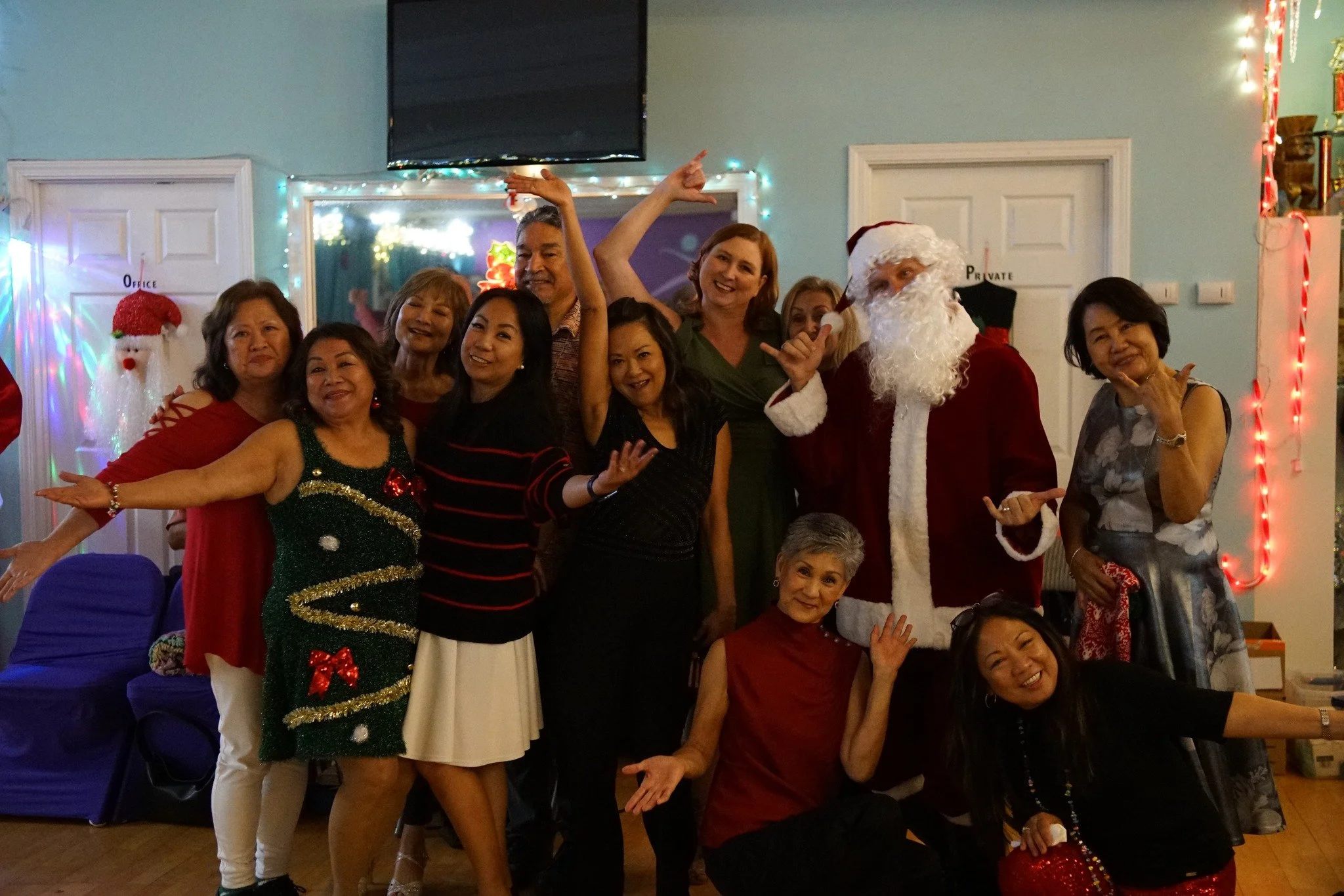 Mele Kalikimaka with Flockers &amp; Friends!  Thank you everyone for the special Christmas celebration, dinner, and dancing last night! 

#honolulu #kapolei #ewabeach #Waipahu #aiea #mililani #Pearlcity #dance #Happy