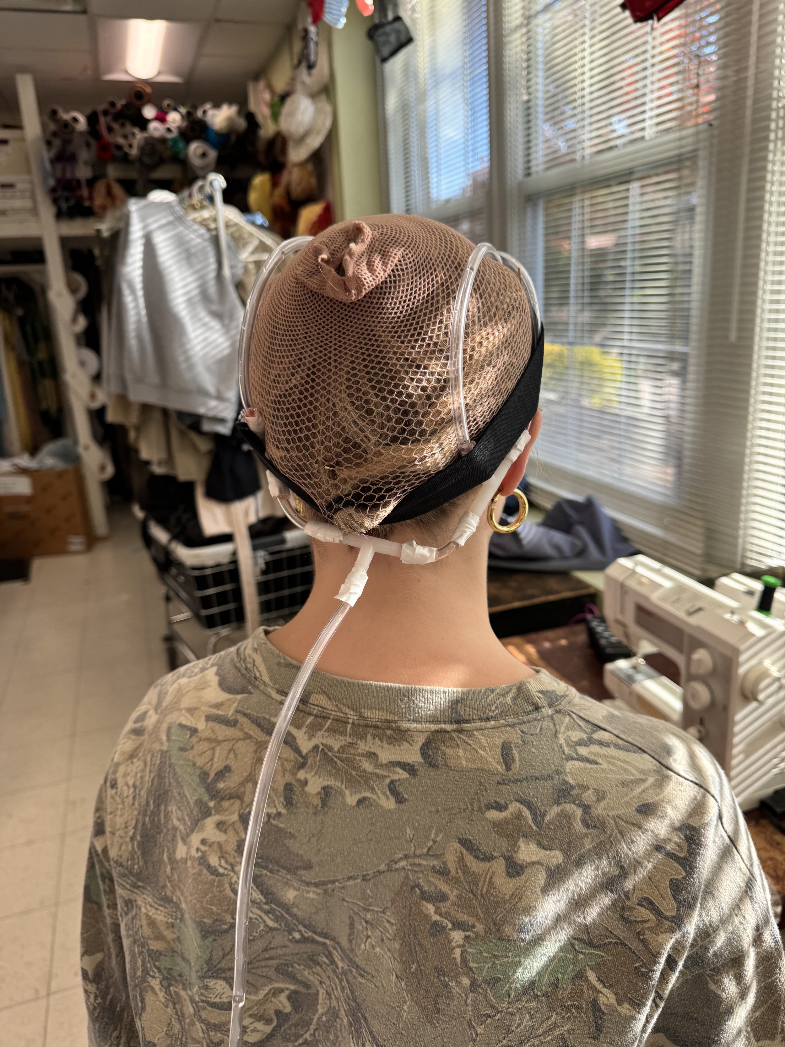 Full rigging on the actress, back view.