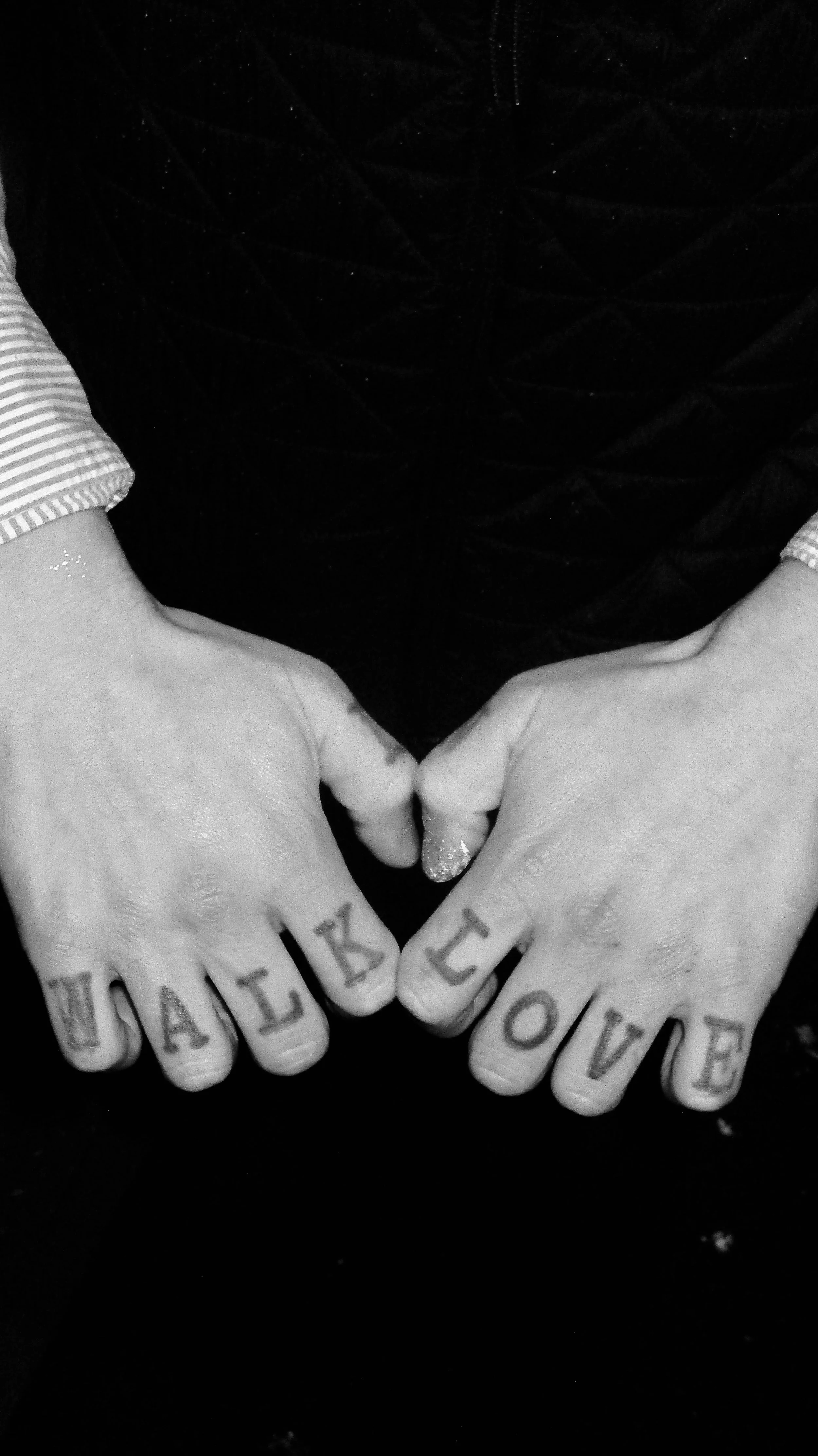  Napeahi’s tattoo: “WALK IN LOVE” 