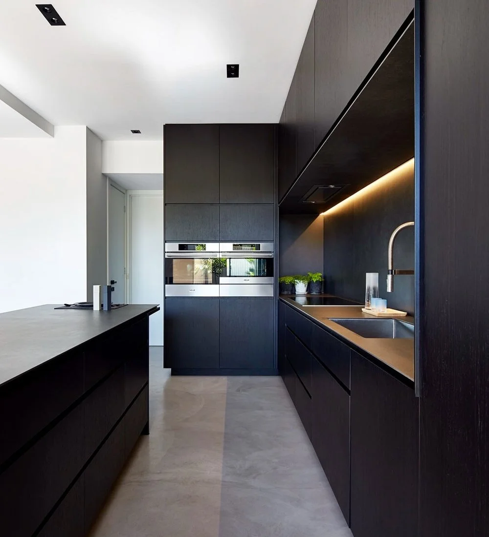 Curved residential interior with a seamless microcement floor