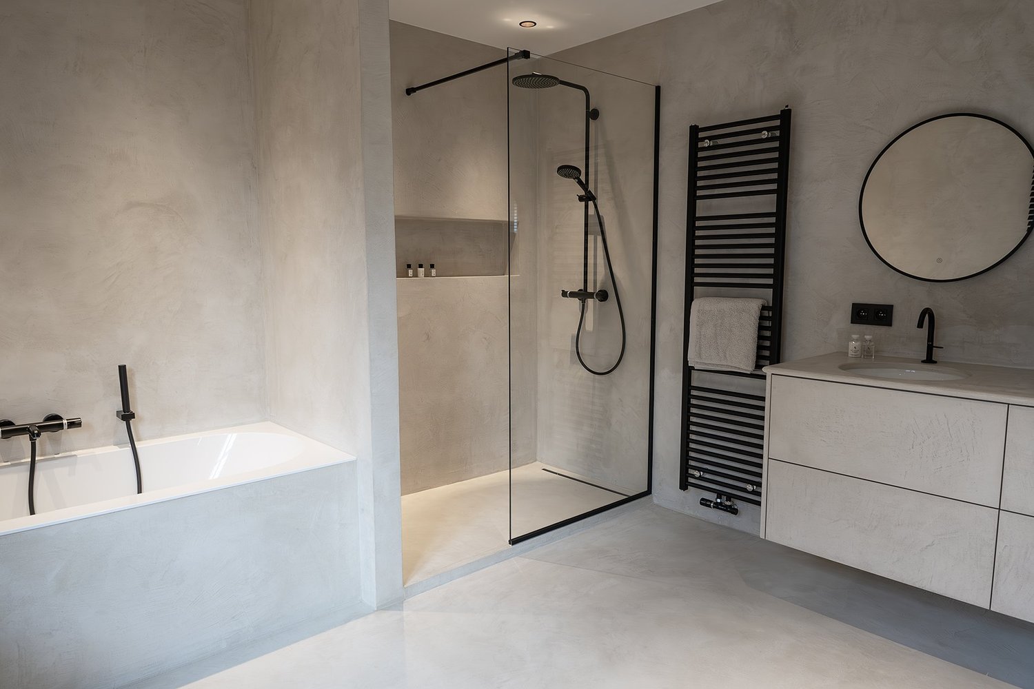 Bathroom wall and vanity with a seamless microcement finish