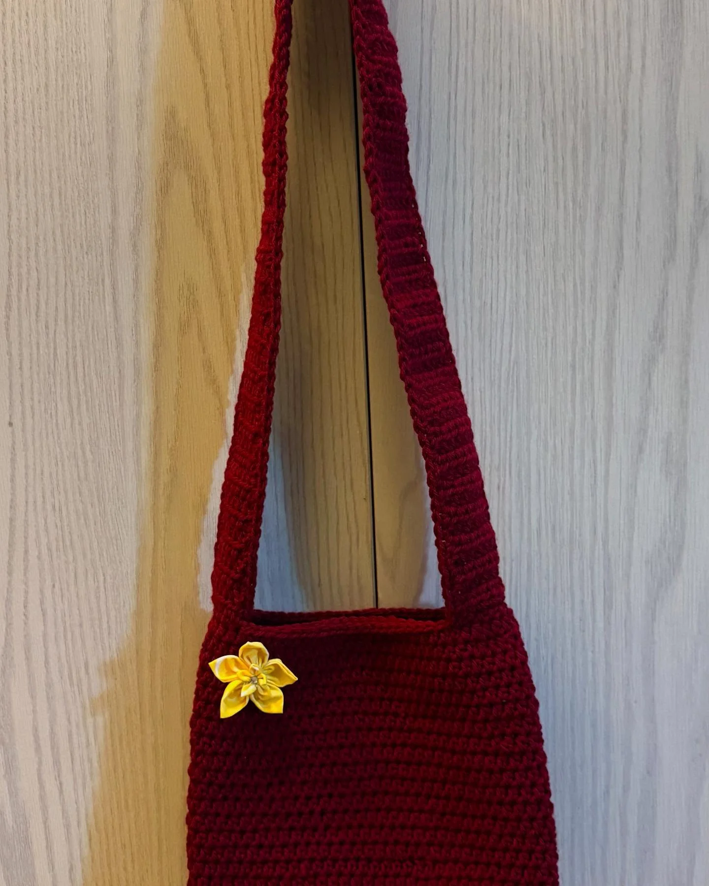 My first crocheted purse! I was going to add a crocheted flower but, decided on a fabric flower instead. 😊 I have so many  of these flowers in my stash. I can&rsquo;t wait to add them on my website. 😉

#crochet #crochetinglove #fabricflowers