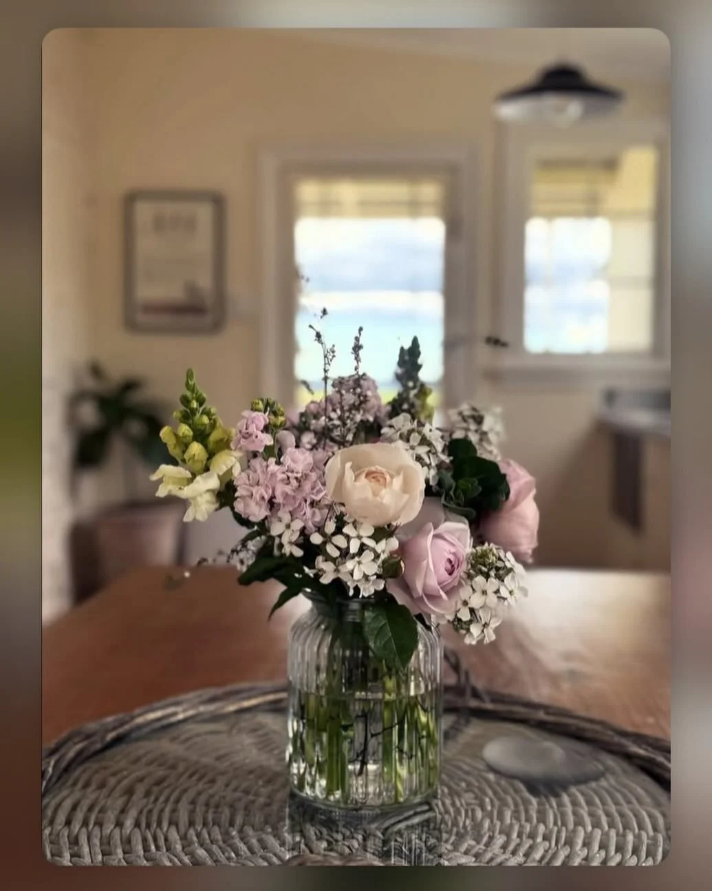 This arrangement we created over the summer for @blackburnridgenz featured in @shepherdess.nz recently. We love working with Mickey at Blackburn and are so proud to have our work showcased 🤩