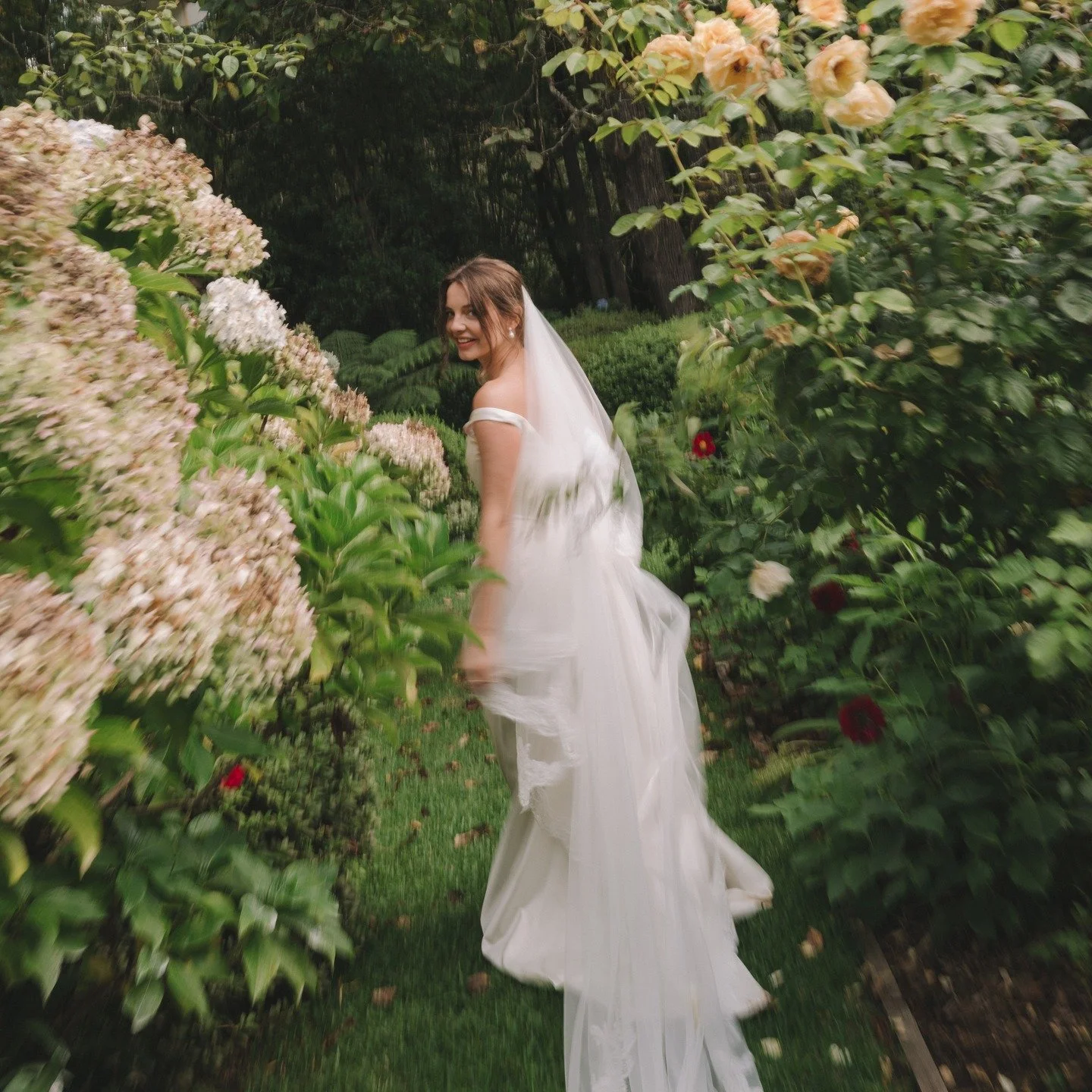 Garden moments for the beautiful B 💫

Captured by @jasoncorrotophoto
