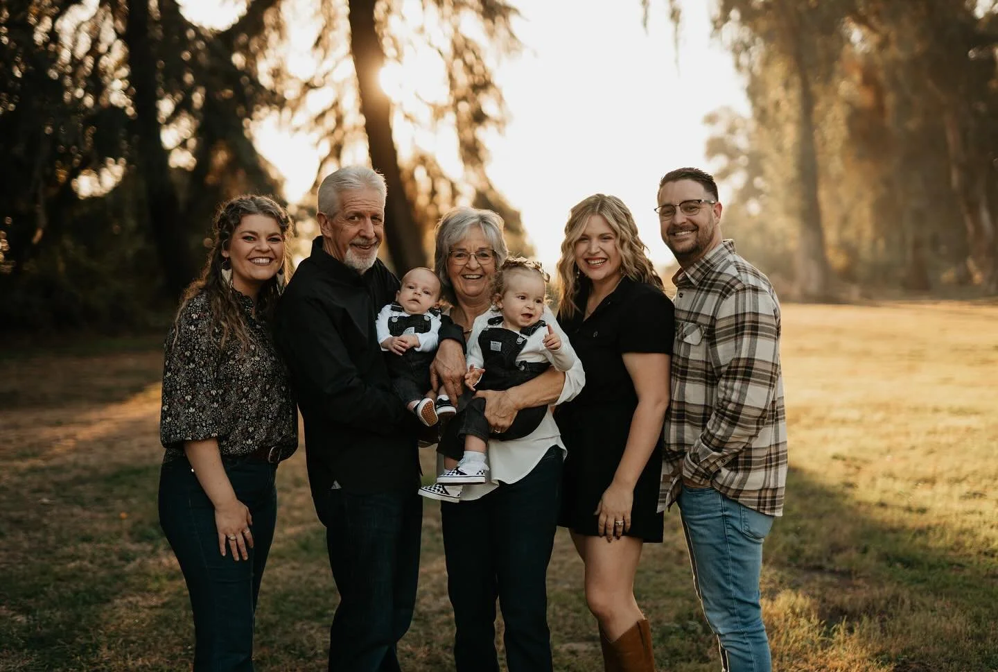 So thankful for this sweet family and the fall vibes they brought to this shoot 🍂

Don&rsquo;t forget to book your family photos for those Christmas cards🎄