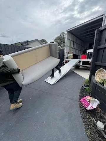 Why Our Loading Team is Melbourne’s Best Watch how our trained professionals make heavy lifting look easy: 🛠️ Technique Matters: Knee-Bend Lifting (No back strain → no sudden drops) 3-Point Balance System (Two handlers + spotter) Clear Vocal Command