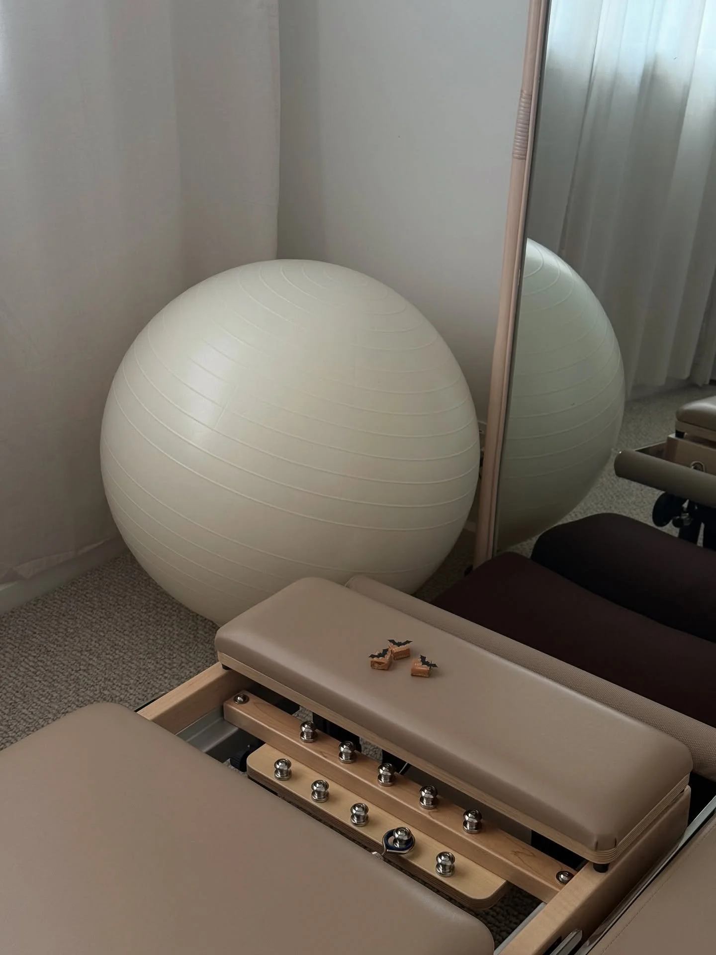 Happy Halloween Honeys 🦇
Spooky sessions in the studios today, a coven like playlist &amp; @fundaysweets post session treats alongside your usual @momentofstillcards affirmation