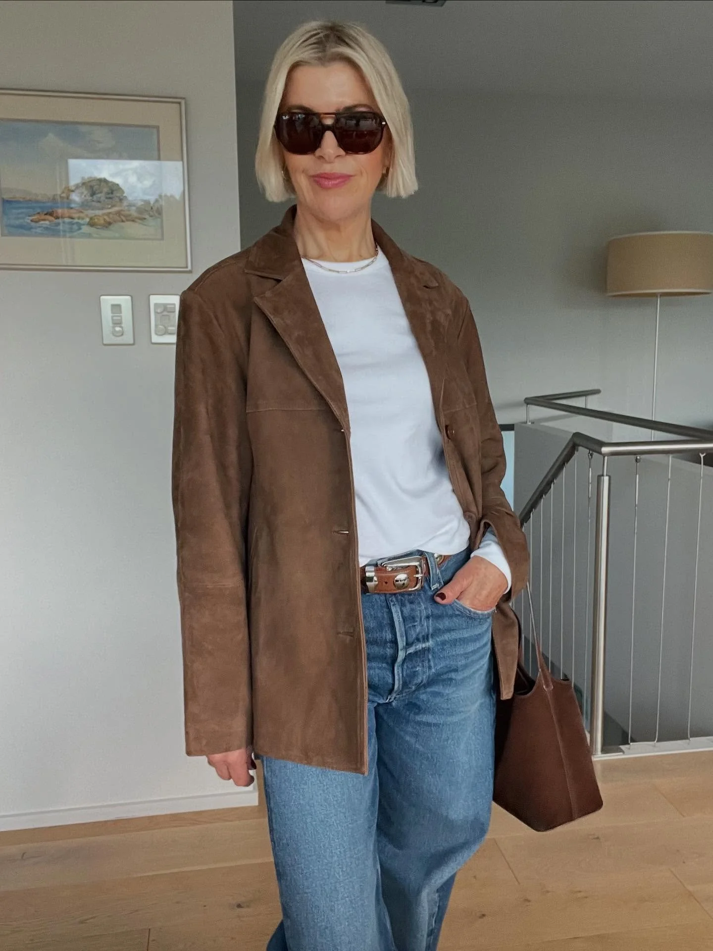 Where has winter gone? Simply jeans +tee. 👌

Jeans @citizensofhumanity 
Tee @assemblylabel 
Belt @khaite 
Shoes @a.emery_ 
Jacket @asos 

#weekendstyle 
#personalstyle #authenticstyle #agelessstyle