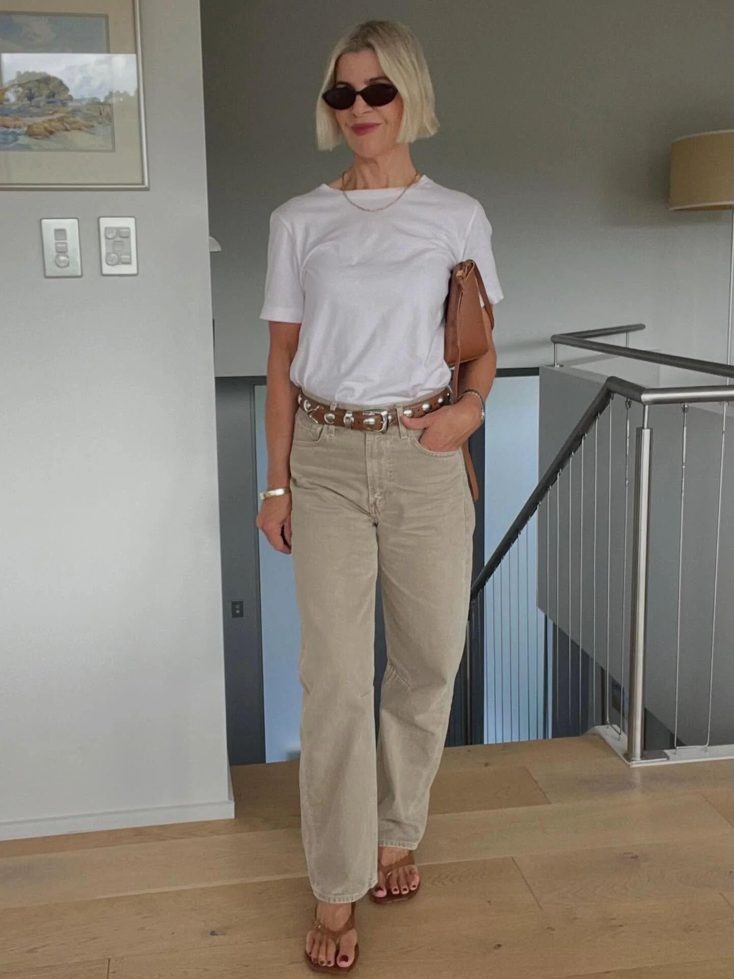 If your outfit feels flat, change this.

A simple tee and jeans&hellip;.
But the shape and colour change everything.

Barrel-leg denim adds structure,
pale pink with tan feels modern. 

Same formula.
Different feel.