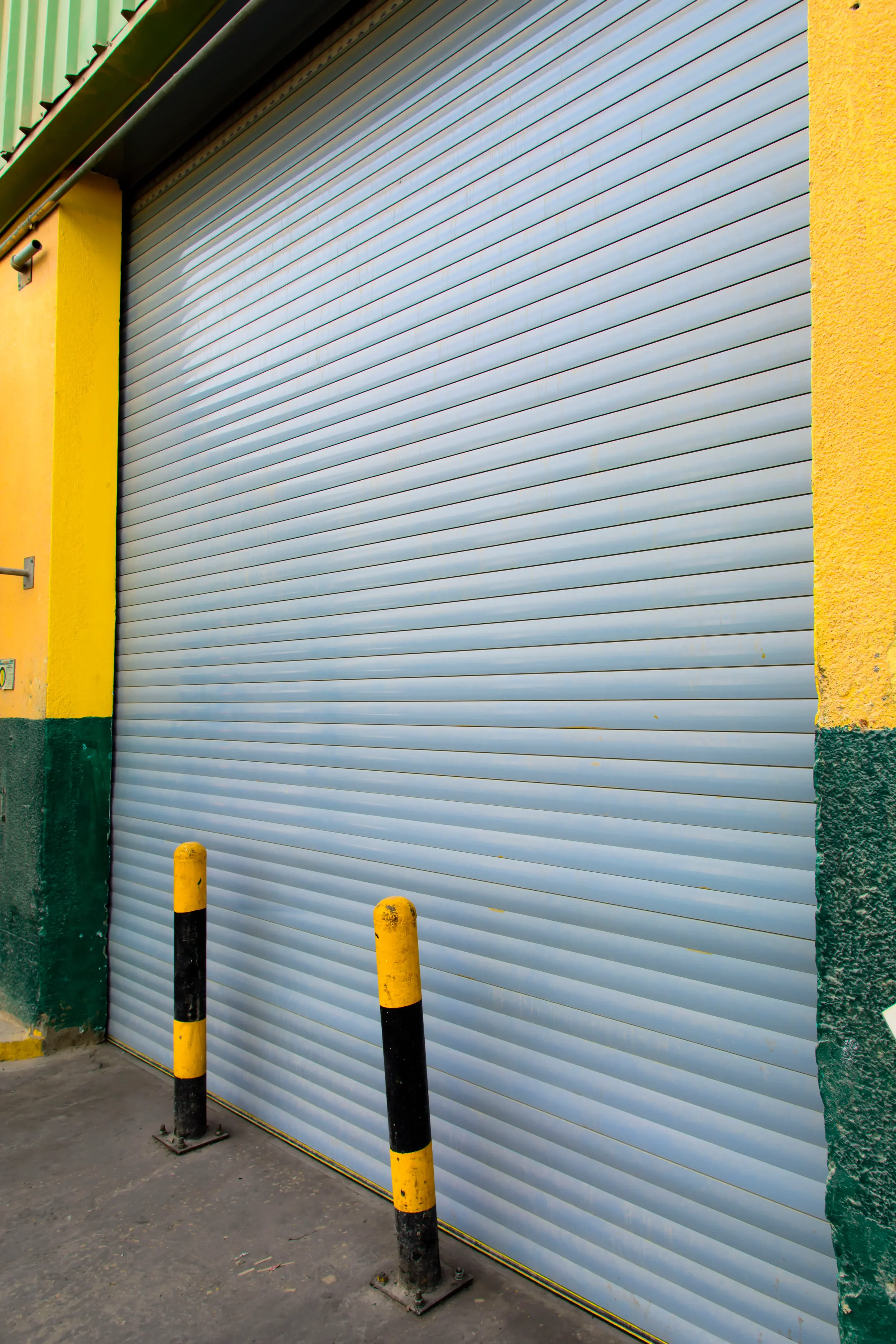 Industrial automatic door solutions tailored for KSA logistics industry.webp