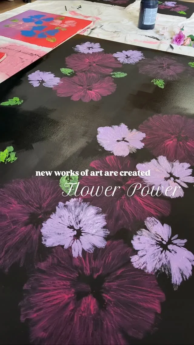 Willkommen im kreativen Chaos!
Hier entstehen gerade einige meiner Werke aus der Serie "FLOWER POWER".
Manchmal arbeite ich parallel an mehreren Kunstwerken.
So nutze ich die Zeit.
Die Farbe trocknet und ich kann bei den anderen Werken e