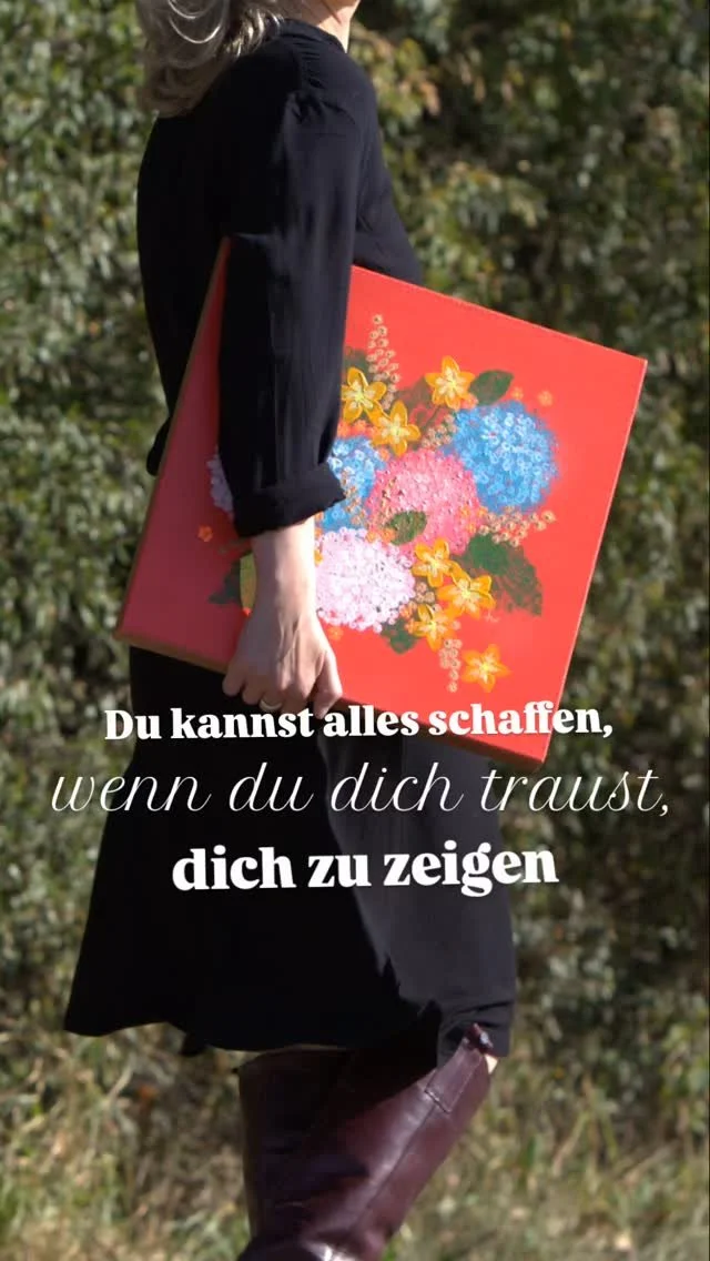 Ich liebe diese Momente durch die Natur zu laufen.
Wildflower Dream im Arm.
Mein Werk, das wie ein Symbol für Aufbruch und Freiheit steht. 🌸🌿
Denn genau wie wilde Blumen wachsen, wo sie wollen, darfst auch du dich trauen, sichtbar zu werden.