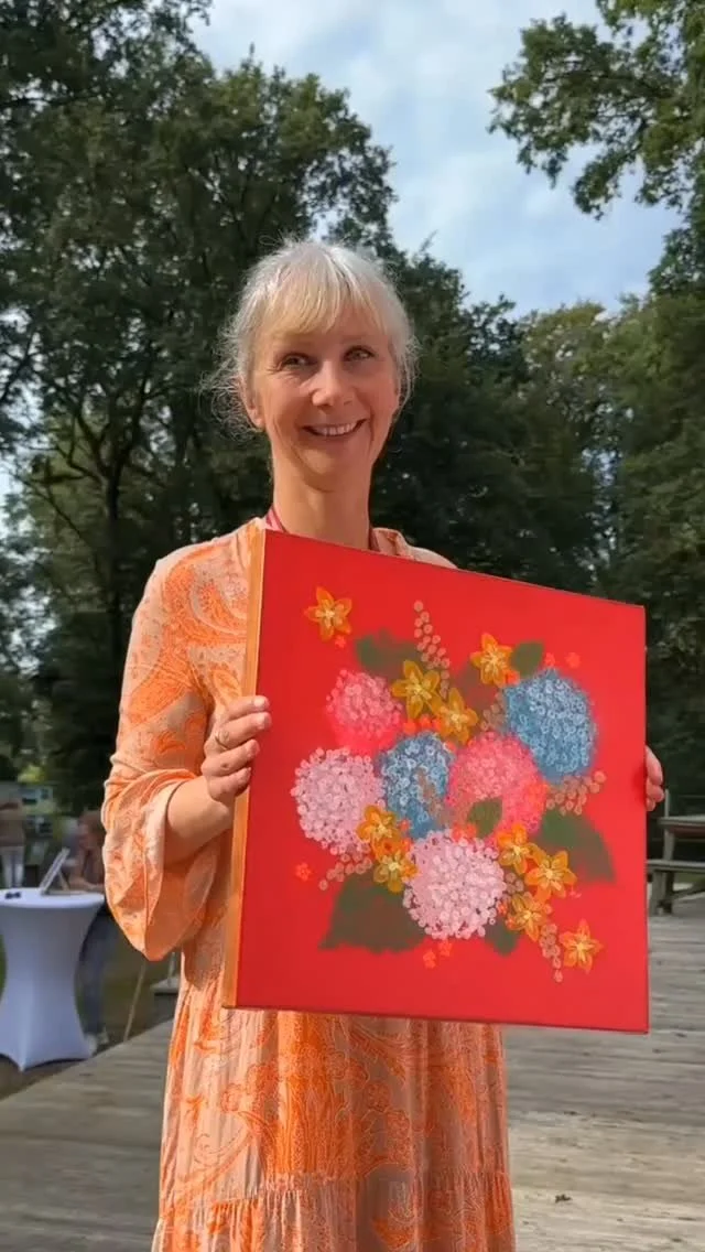Kennst du das Gefühl, dich manchmal kleiner zu machen, als du bist?
Du denkst: „Ich warte noch, bis der Moment perfekt ist.“
Ich kenne das und genau deshalb male ich.
Meine Kunstwerke stehen für Mut, sich zu zeigen.
Auch wenn