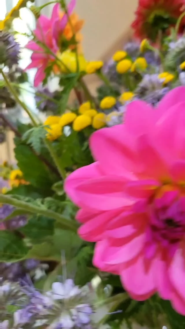 Auch die kleinen Ecken dürfen glänzen.
Wildflower Dream Mini bringt Farbe in die stillen Plätze deines Zuhauses und erinnert dich daran, dass es oft die kleinen Dinge sind, die den größten Unterschied machen.
Da einige vo