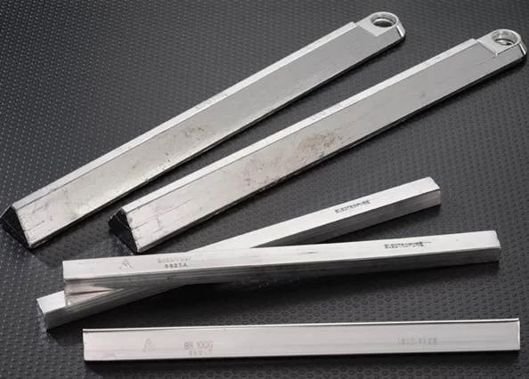 Barre in lega di saldatura SN100C per saldatura a onda di circuiti stampati PCB nel processo di assemblaggio elettronico.