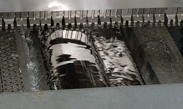 Onda si saldatura nel processo di wave soldering utilizzato nell’assemblaggio di circuiti stampati