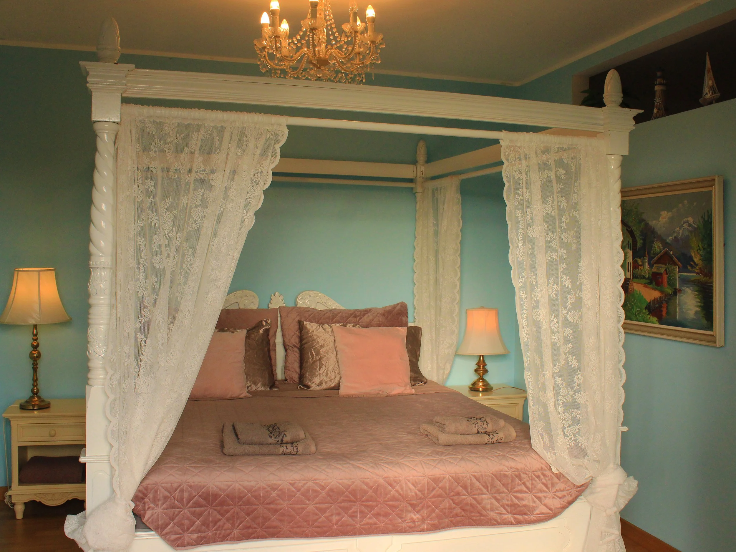 GOLD 2 room 3.jpg