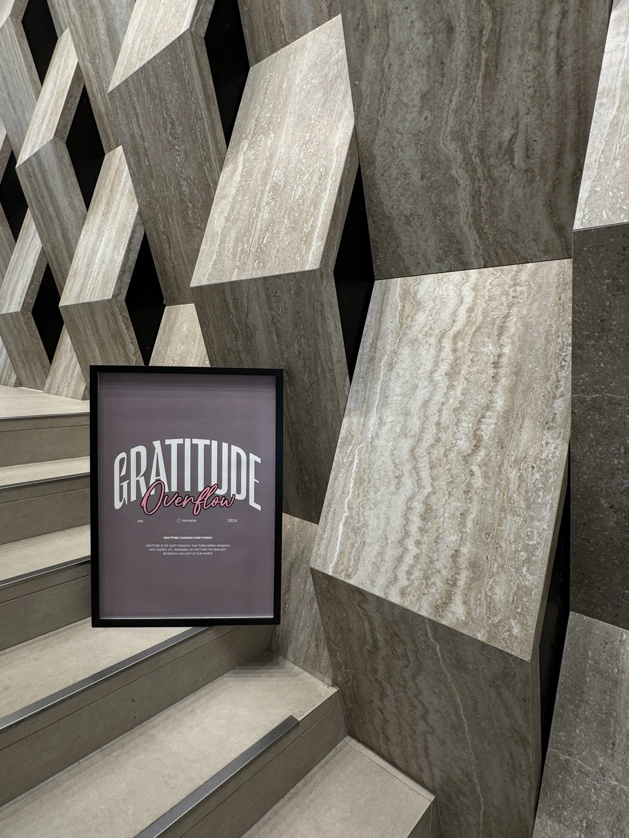 Streetwear Poster im Bilderrahmen an Treppenstufen angelehnt