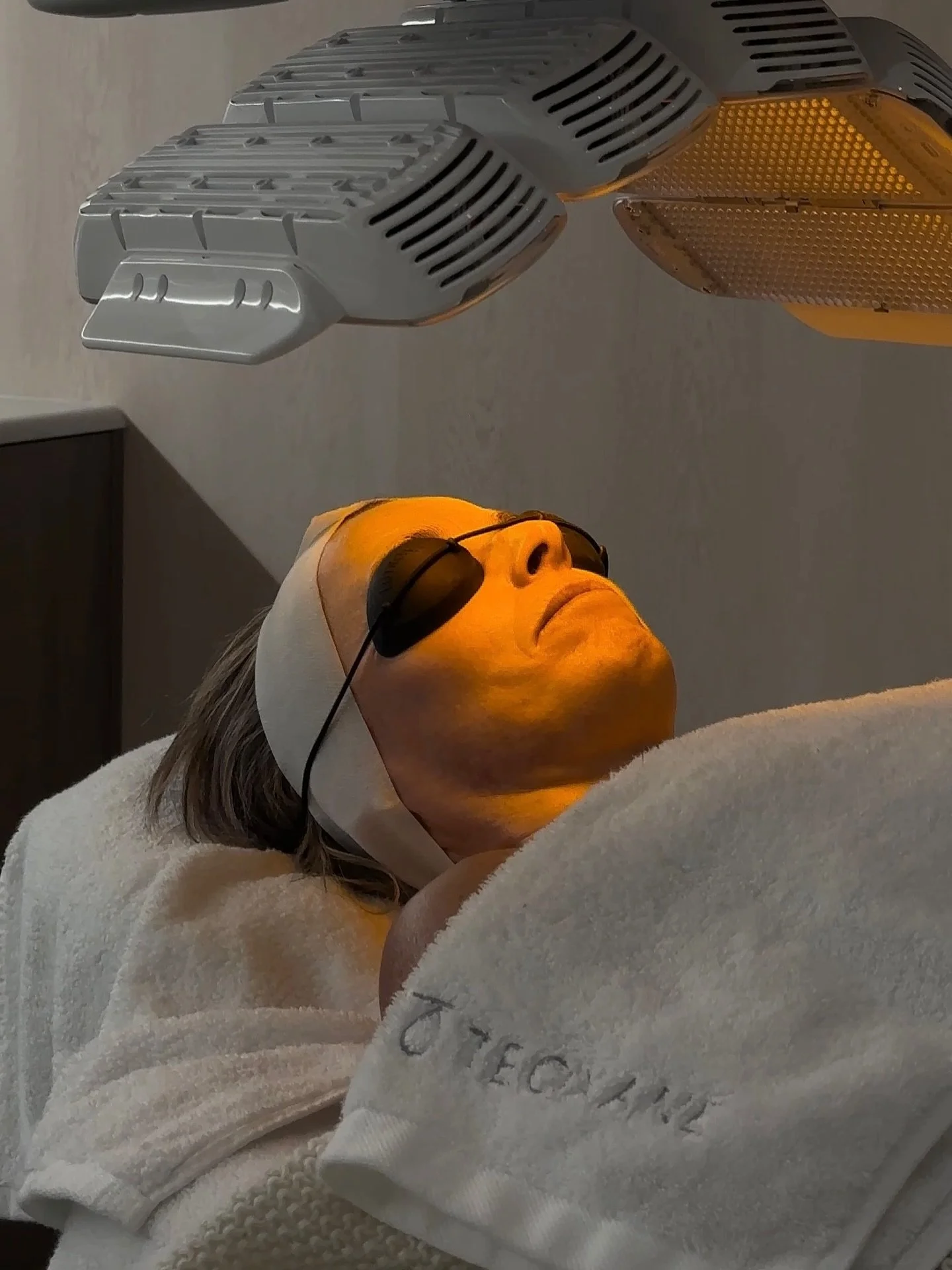 Not just a glow &mdash; it&rsquo;s skin recovery on a cellular level.

Healite LED works beneath the surface to boost collagen, calm inflammation, and accelerate healing. Whether paired with your facial or enjoyed as a stand-alone, it&rsquo;s the go-
