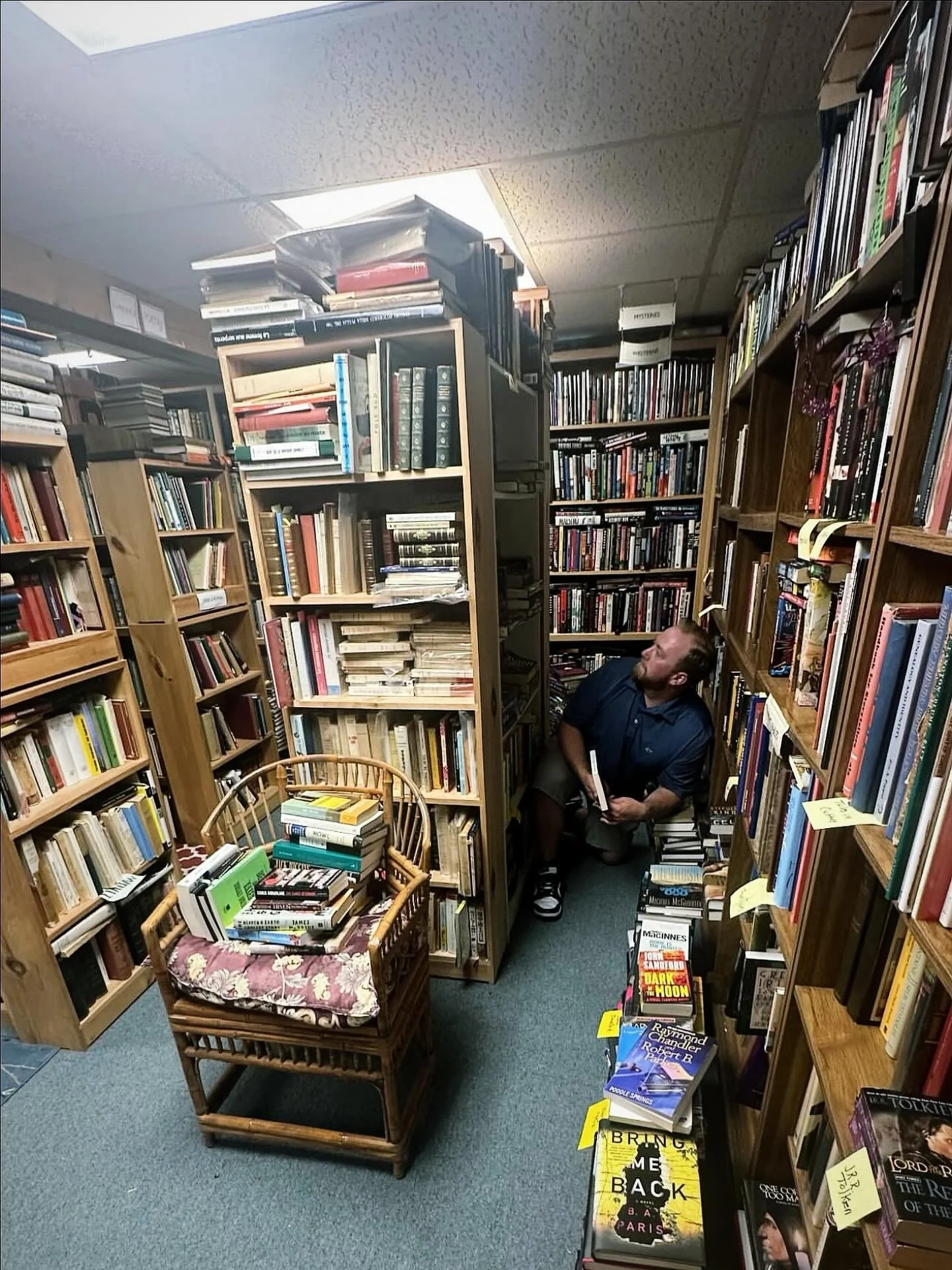 If you wanna write well, you gotta read lots. That’s what I tell my budget, anyway.
#books #bookstagrammer #bookstagram #booksta #booklover #bookshelf