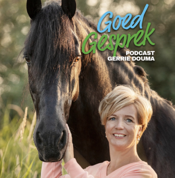 Rianne Sibma met een paard, beeld bij de podcast Goed Gesprek van Gerrie Douma