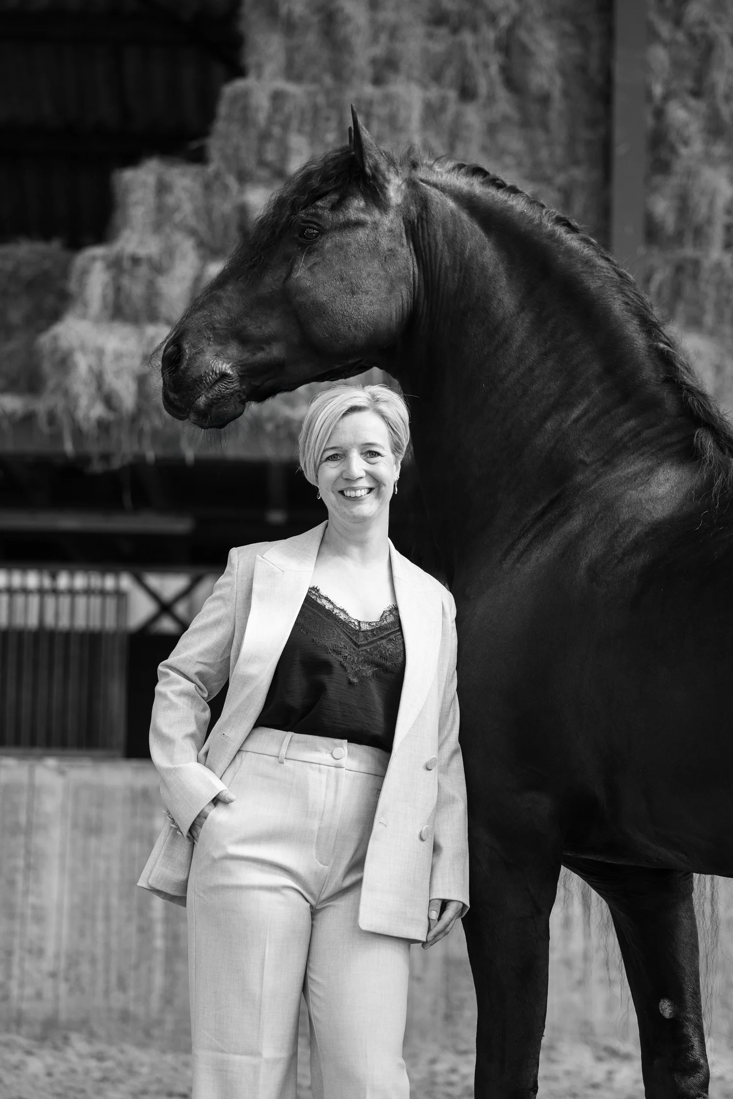 Rianne Sibma naast een Fries paard, in zwart-wit