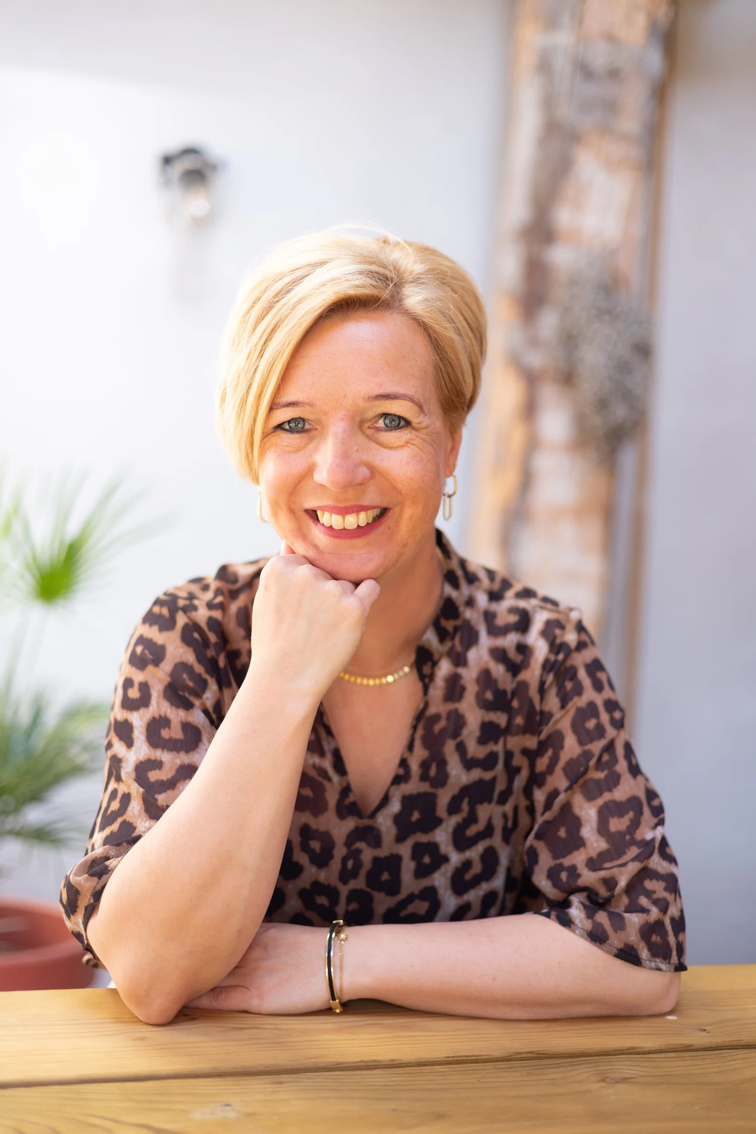 Rianne Sibma, lachend aan tafel