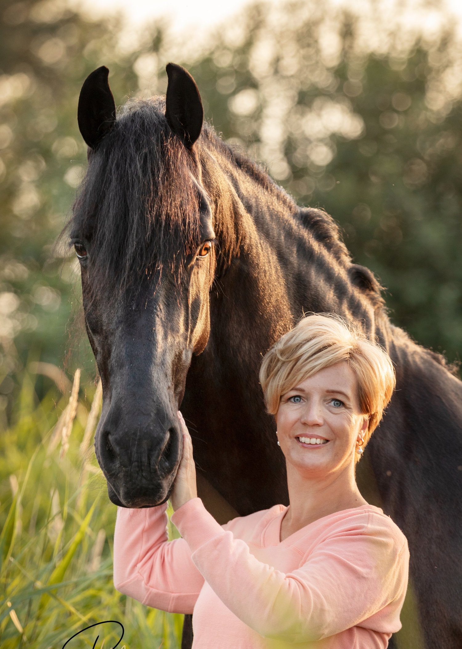 Rianne Sibma met Oscar, haar Friese ruin, in het avondlicht