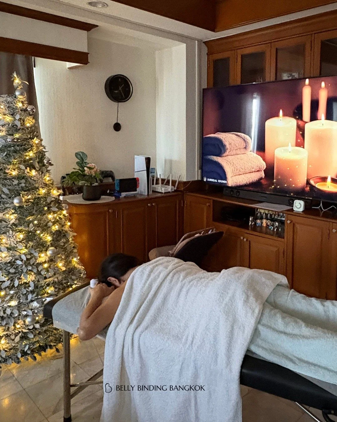 Postpartum massage, 4 weeks in ✨
A warm home, a festive tree, and time just for her.
Healing can feel this gentle 🤍

Belly Binding Bangkok - Supporting you from bump to baby.
📍Home Service in BKK 
📩DM to book

#bellybindingbangkok #postpartummassa