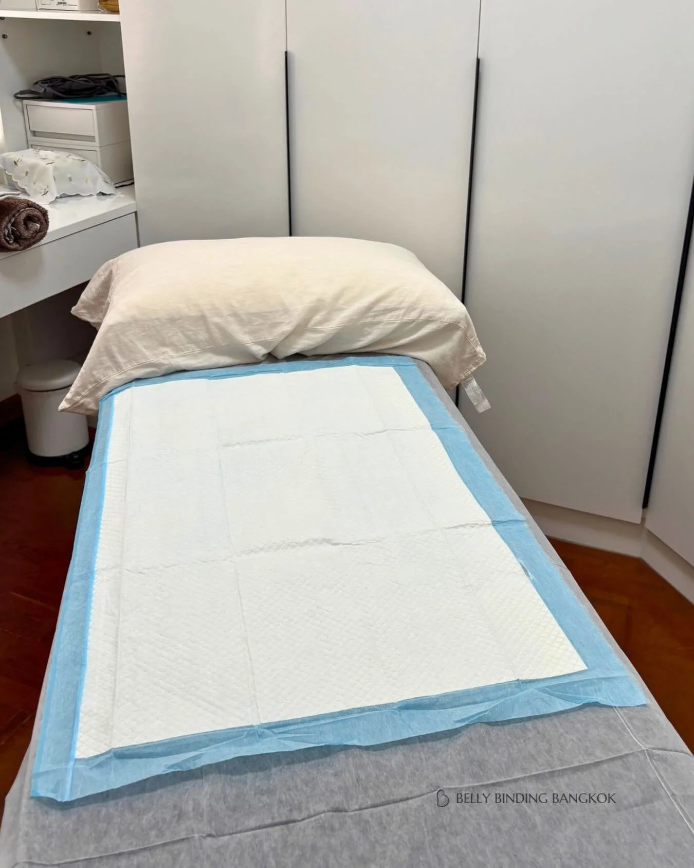 Across the city this week 🤍

Three homes,
three moms,
three different stages of recovery

Each one needing something a little different
&mdash; and that&rsquo;s exactly how care should be 

#bellybindingbangkok #postpartum #bangkokmoms #diastasisrec