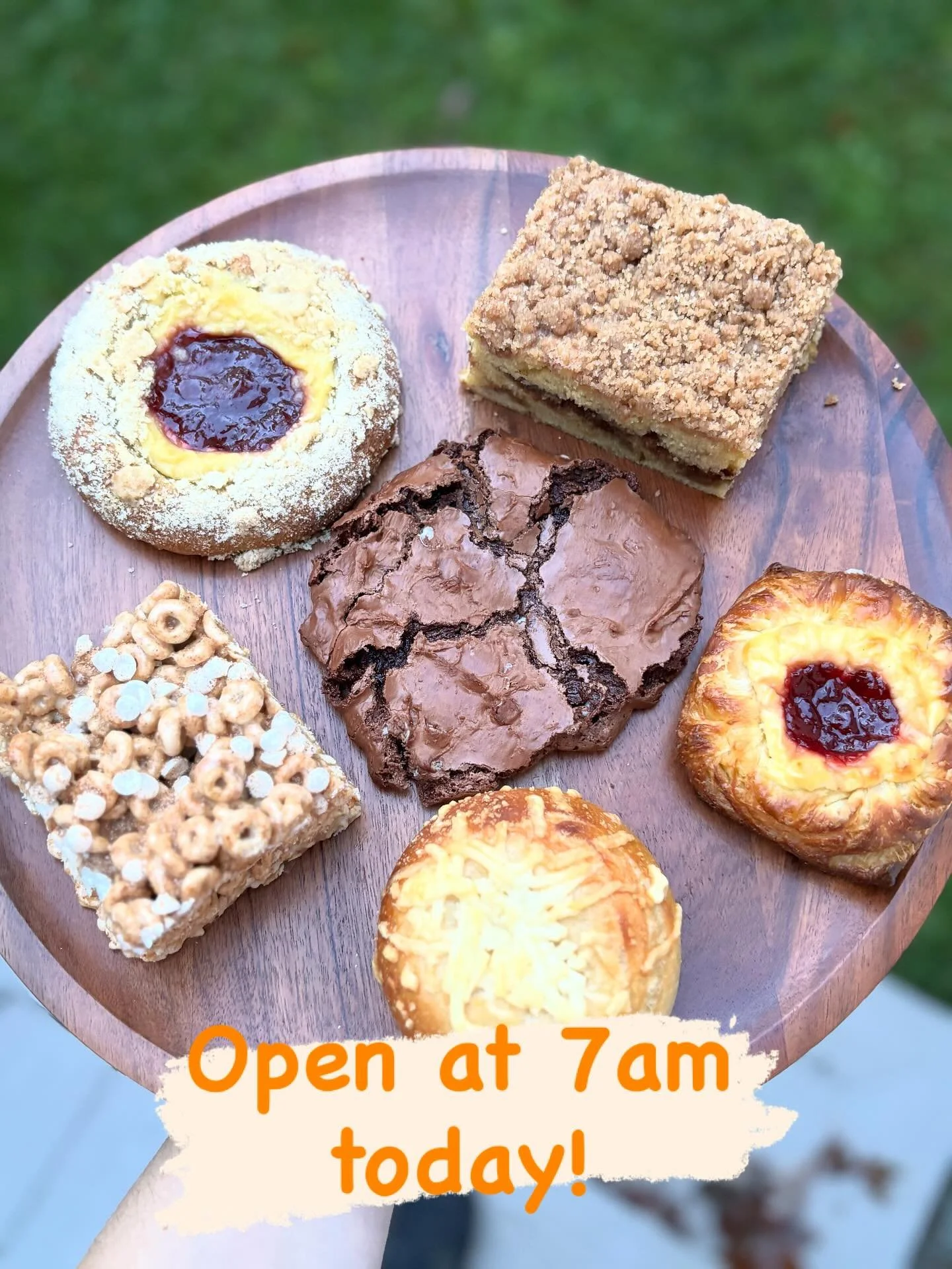 Open at 7am today! See you soon! 👀

#bakery #microbakery #bagels #fromscratch #cookies #pastry
