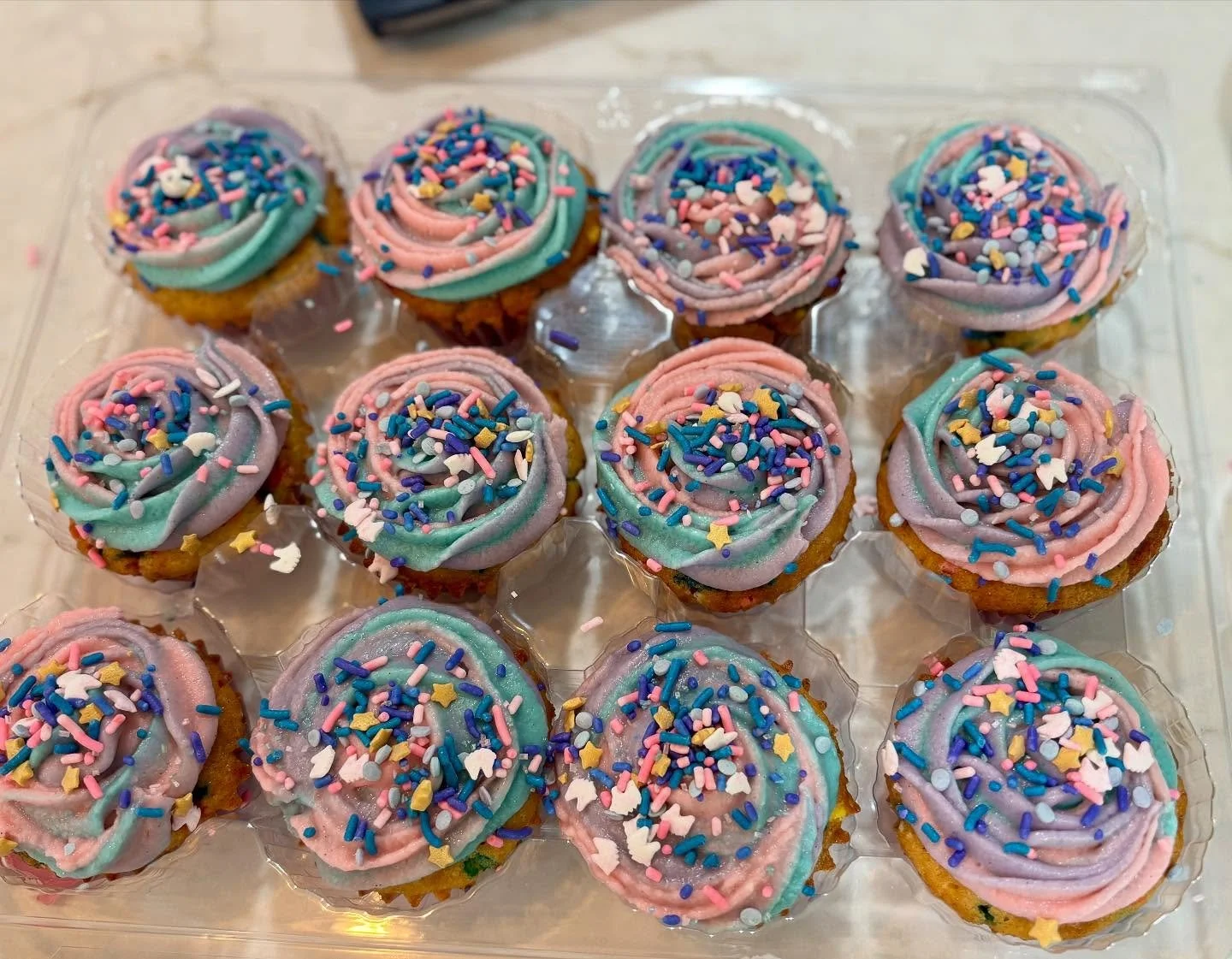 Some unicorn/rainbow cupcakes and my attempt at Minecraft creeper cupcakes for my niece &amp; nephew! 

Im not sure that I&rsquo;ll ever enjoy working with frosting but they tasted great 😂