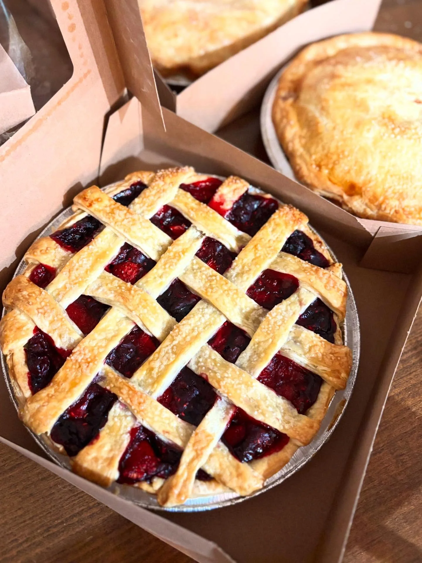 😍😍 mixed berry pie made with an all butter crust and fresh berries. Yum!

We&rsquo;ll have pies, bagels, rolls and cookies available tomorrow. Don&rsquo;t miss out! 
See you tomorrow 👀

#bakery #maine #thanksgiving #fromscratch