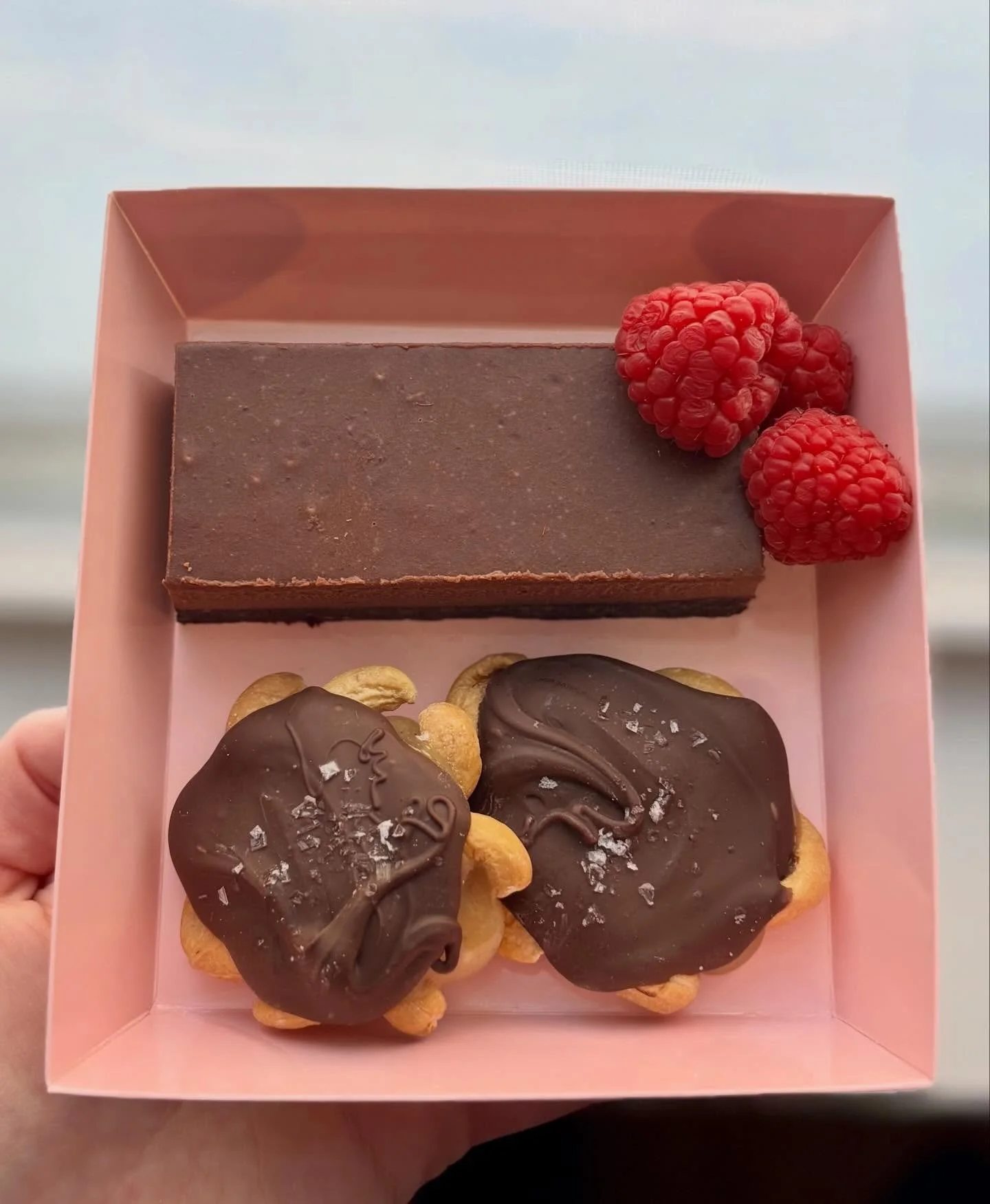 Little boxes of LOVE 😍

2 Vegan Cashew Turtles 
1 Vegan Chocolate Mousse Tart
0 Gluten 
0 Dairy 
100% made from scratch, with love

There are very limited quantities of these boxes available this weekend. 

See you Friday!

#bakery #microbakery #val