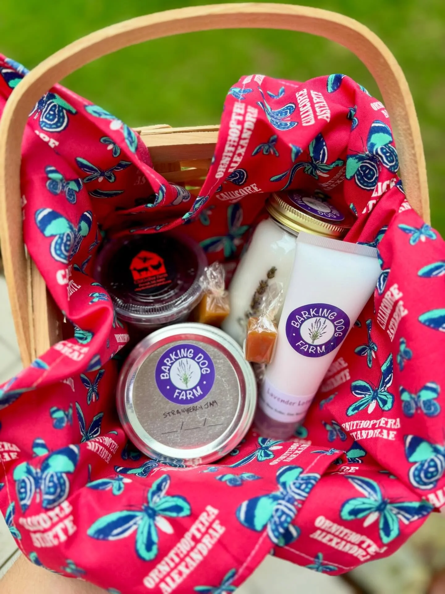 This + fresh baked goods from Bradbury Provisons = a happy mom. 

Mother&rsquo;s Day Baskets! This is the first in our Pownal Picnic Basket Series. 

Our Mother&rsquo;s Day baskets include:
-1 Plain &amp; 1 Rosemary Sea Salt Bagel to pair perfectly w