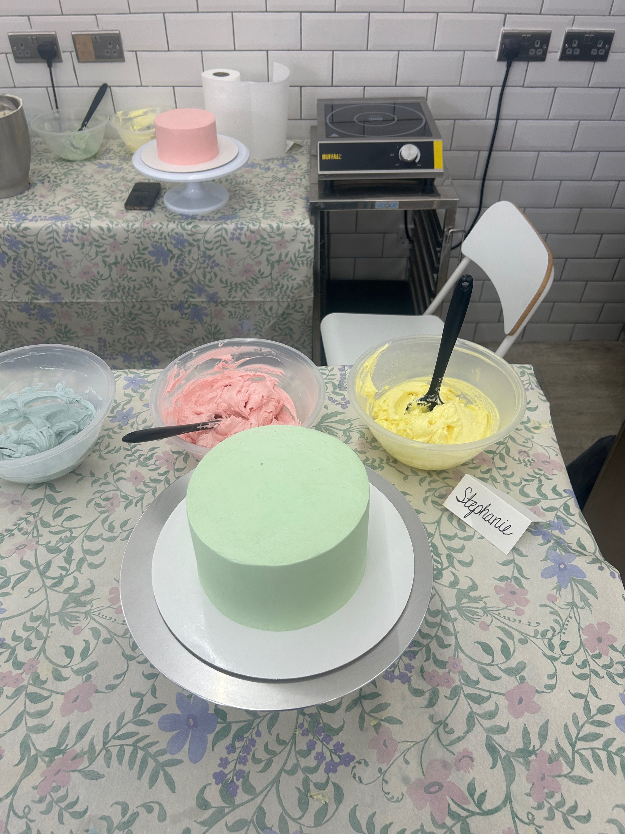 I chose a to decorate it with a green base and blue, pink and yellow piping.