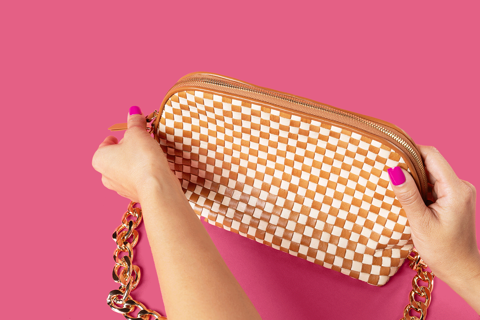 web-86-BLOOM-ECOMMERCE_r1_opening-bag-v2.gif