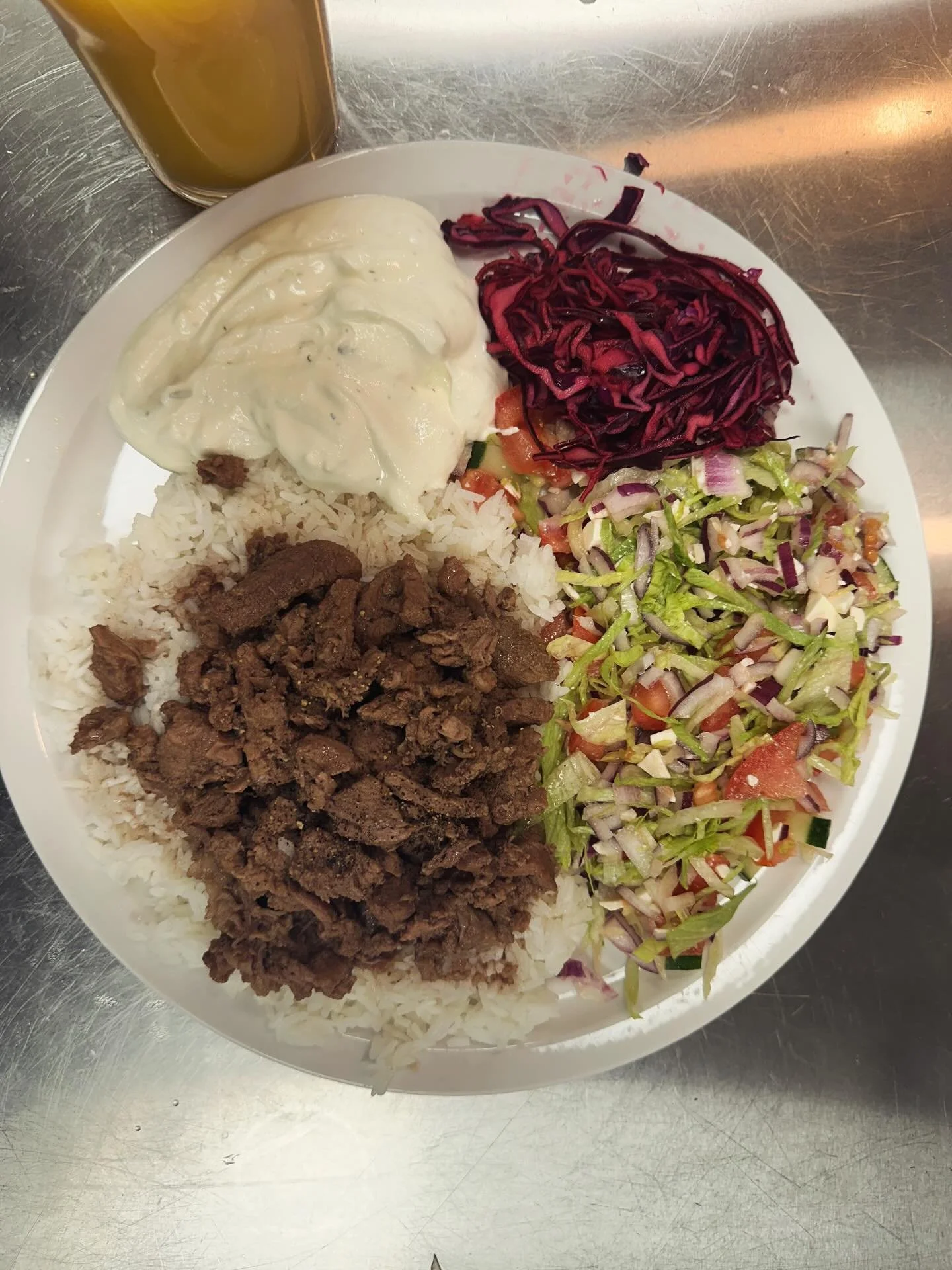 Mit&auml; kokki valmisti itselleen t&auml;n&auml;&auml;n?
Sekasalaatti oliivi&ouml;ljyll&auml; ja runsaalla sipulilla.
Hapolla tasapainotettu, marinoitu punakaali.
Aitoa kreikkalaista tzatzikia.
Oliivi&ouml;ljyss&auml; tehty riisipilafi.
Ja vain suol