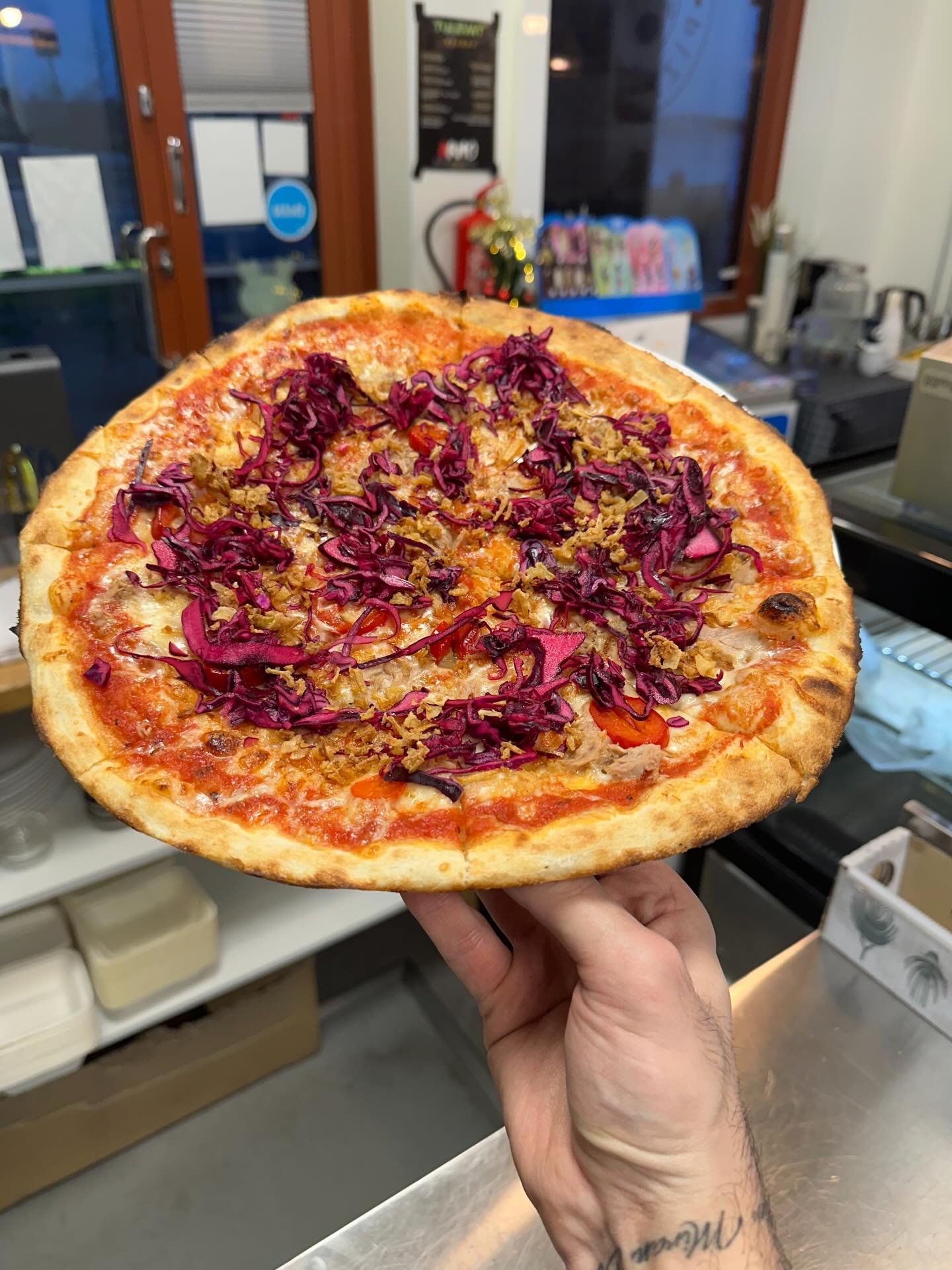 🍕✨ New Concept Pizza!
Take your taste buds on a journey with pickled purple cabbage, red jalapeno, fresh tuna, and crispy onions. 😍
Every bite brings a unique flavor, every slice an unforgettable experience!

💜 Taste the difference, share the expe