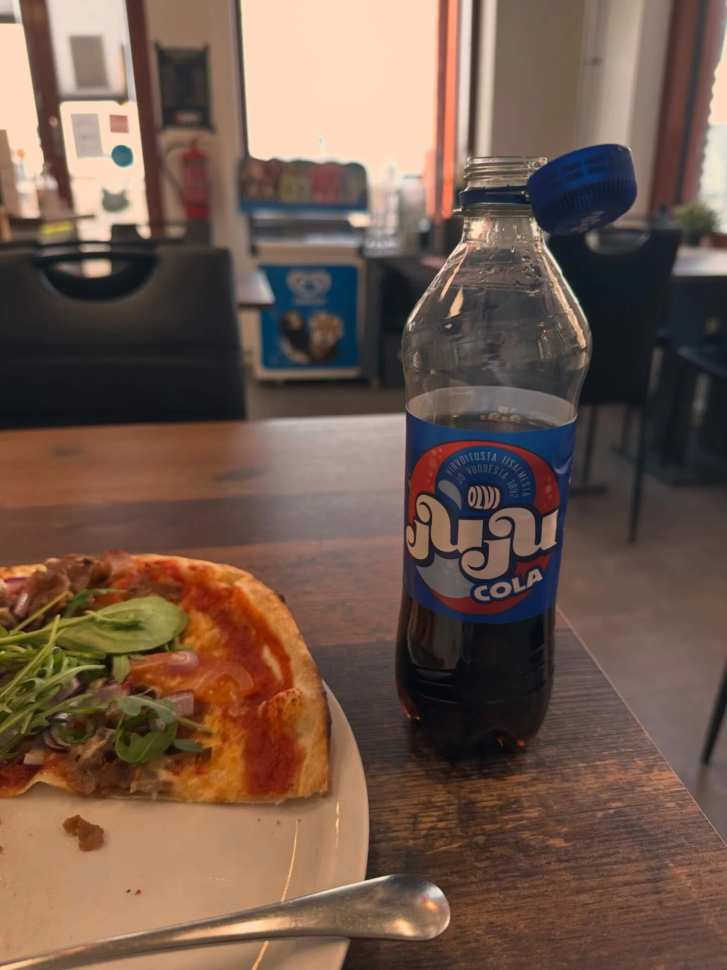 Coca-Colan aikakausi on ohi! N&auml;ytt&auml;&auml; silt&auml;, ett&auml; Juju Cola on ottamassa Coca-Colan paikan. Coca-Cola&rsquo;s era is over! It looks like Juju Cola is about to take Coca-Cola&rsquo;s place. #jujucola #olvi