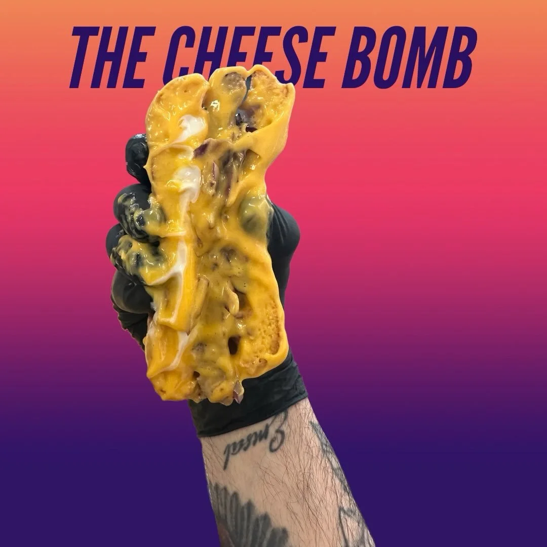 Tampereen ensimm&auml;inen: THE CHEESE BOMB 💣🧀

180g premium-naudanlihapihvi, sulava cheddar, grillattu punasipuli ja talon valkosipulikastike. P&auml;&auml;lle reilusti juustoa&hellip; ei pakoreitti&auml; 😏

🔥 Sis&auml;lt&auml;&auml; 0,50L juoma